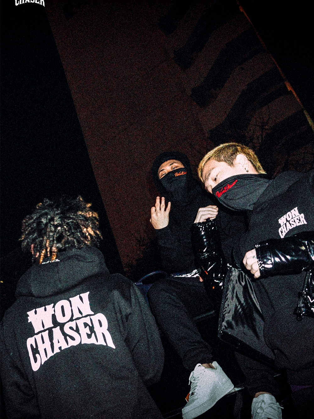 Won Chaser Chaser Hoodie Black 착용 스타일