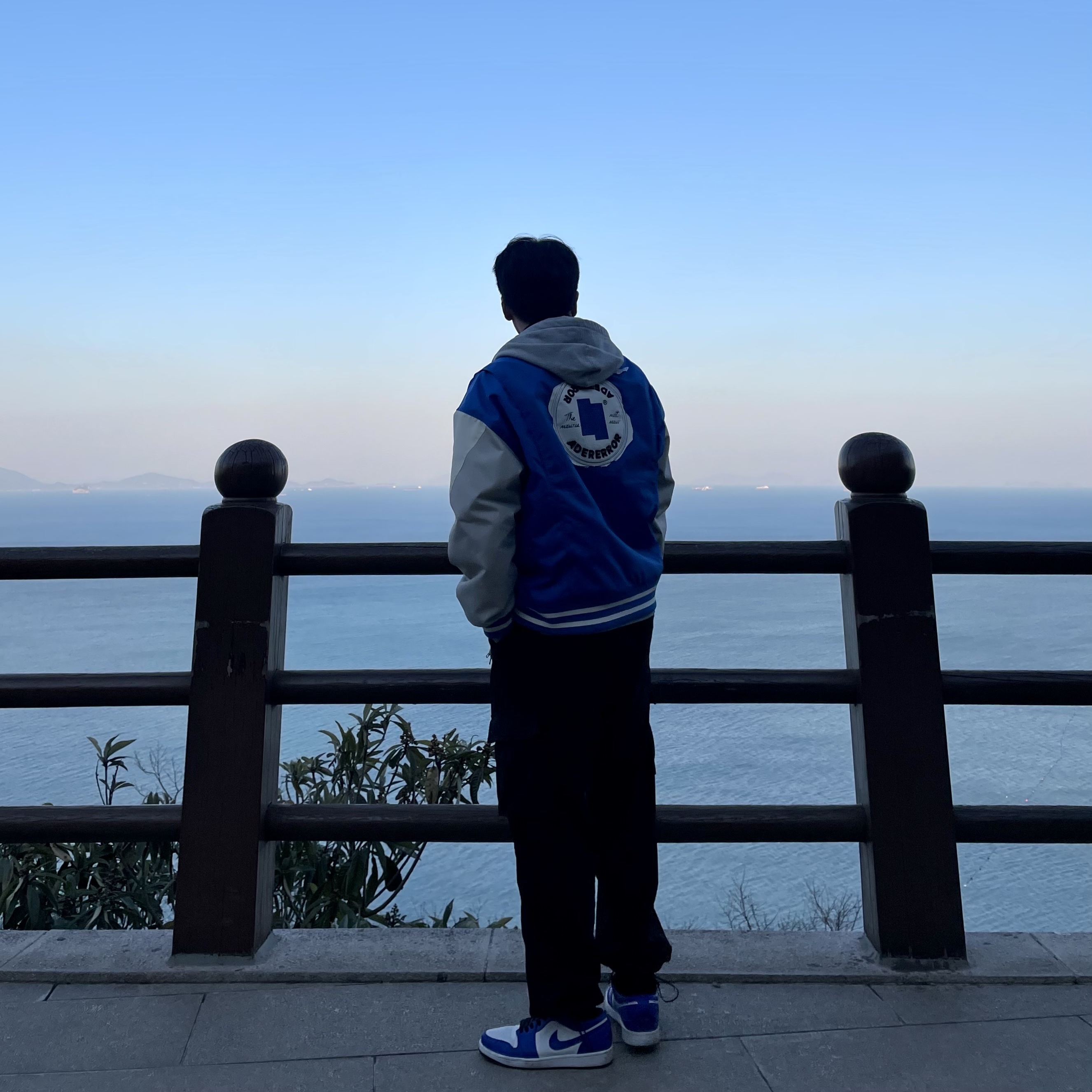 Converse x Ader Error Shapes Varsity Jacket Cobalt, Jordan 1 Low Hyper Royal 착용 스타일