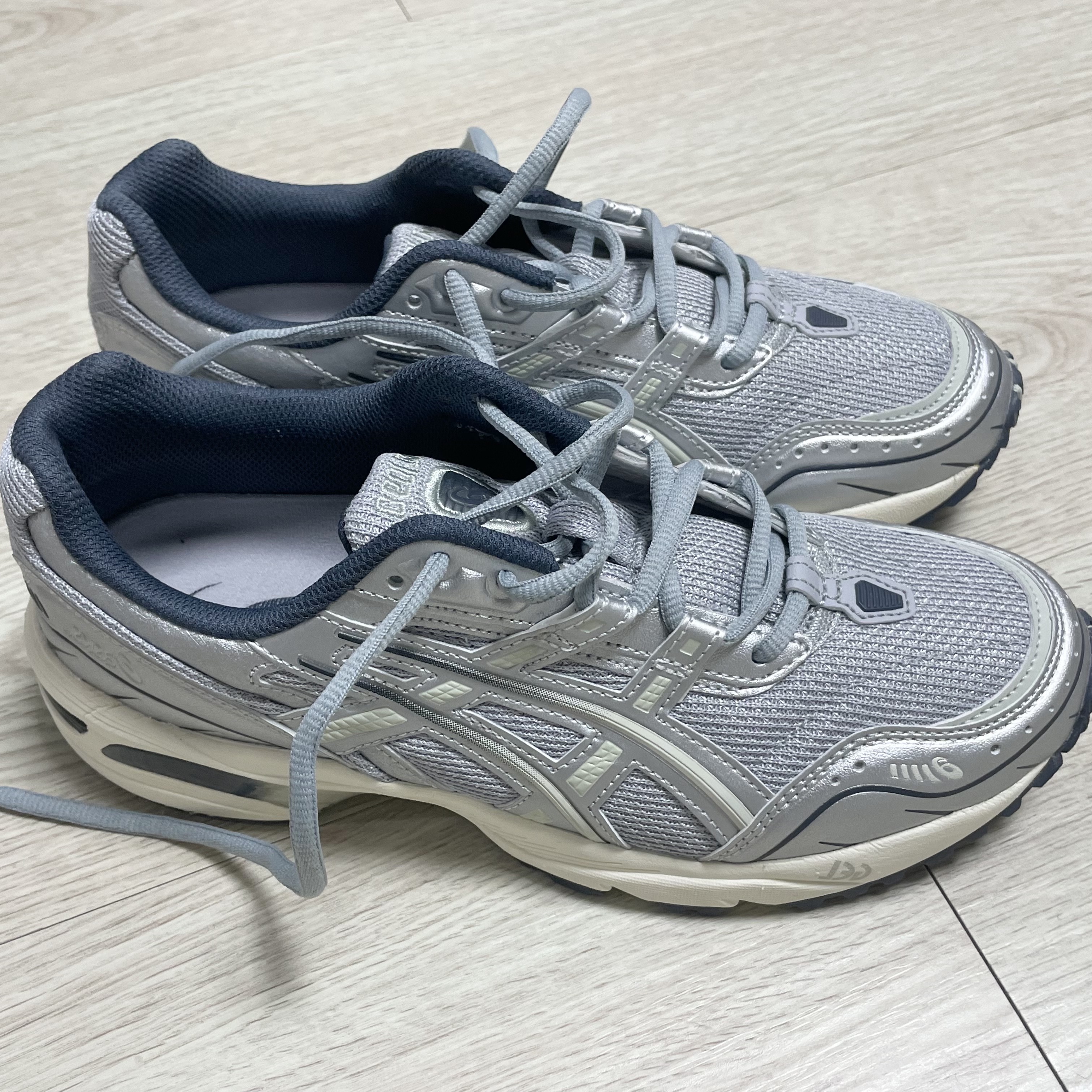 Asics Gel-1090 Piedmont Grey 착용 스타일 - 1