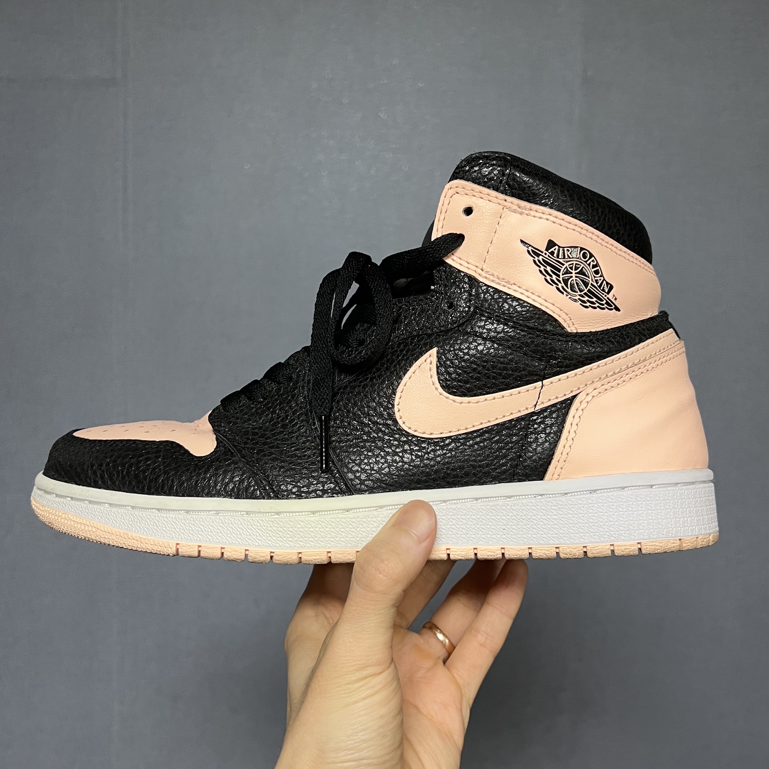 Jordan 1 Retro High OG Crimson Tint 착용 스타일 - 3