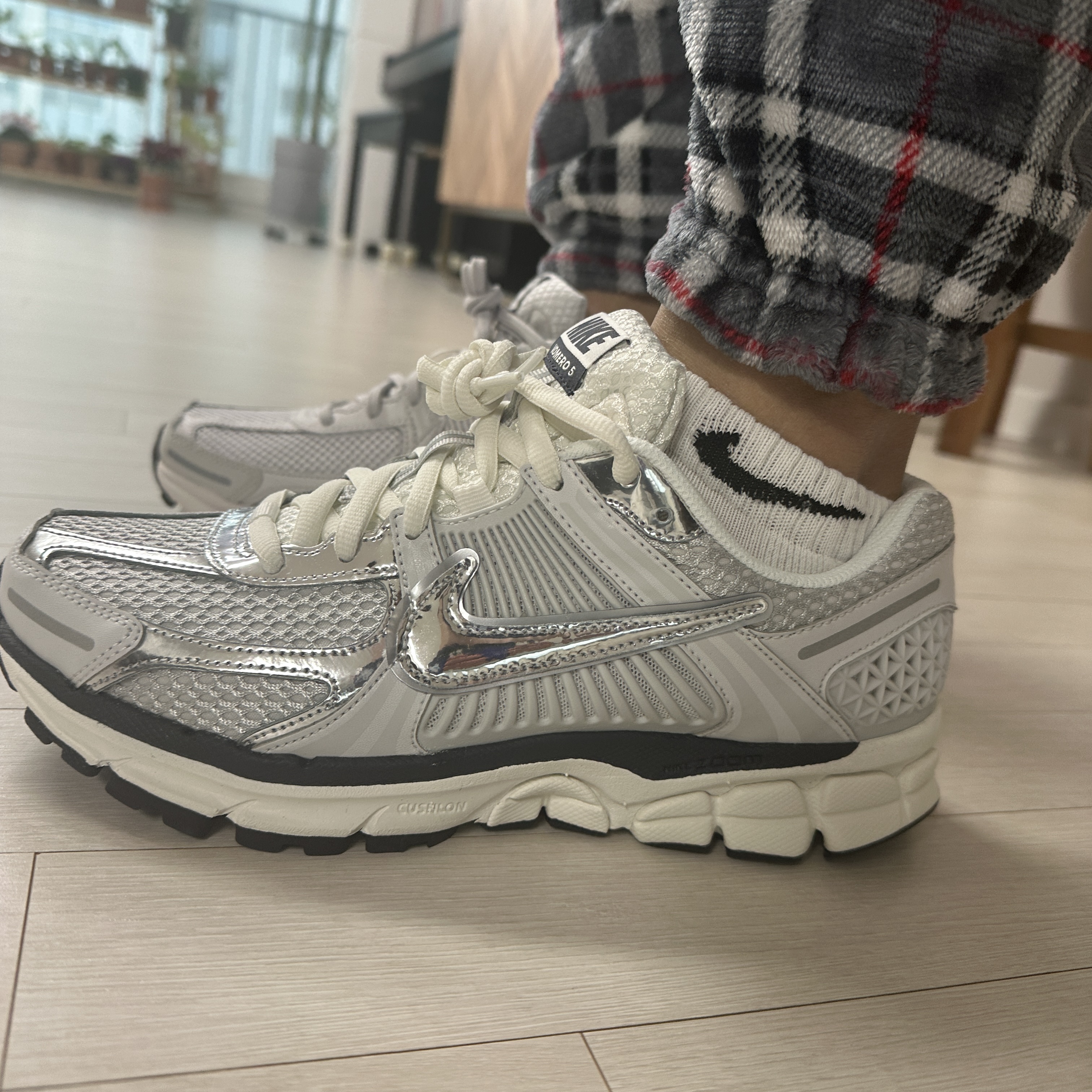 (W) Nike Zoom Vomero 5 Photon Dust and Metallic Silver, Nike Zoom Vomero 5 SP Vast Grey 2023 착용 스타일 - 2