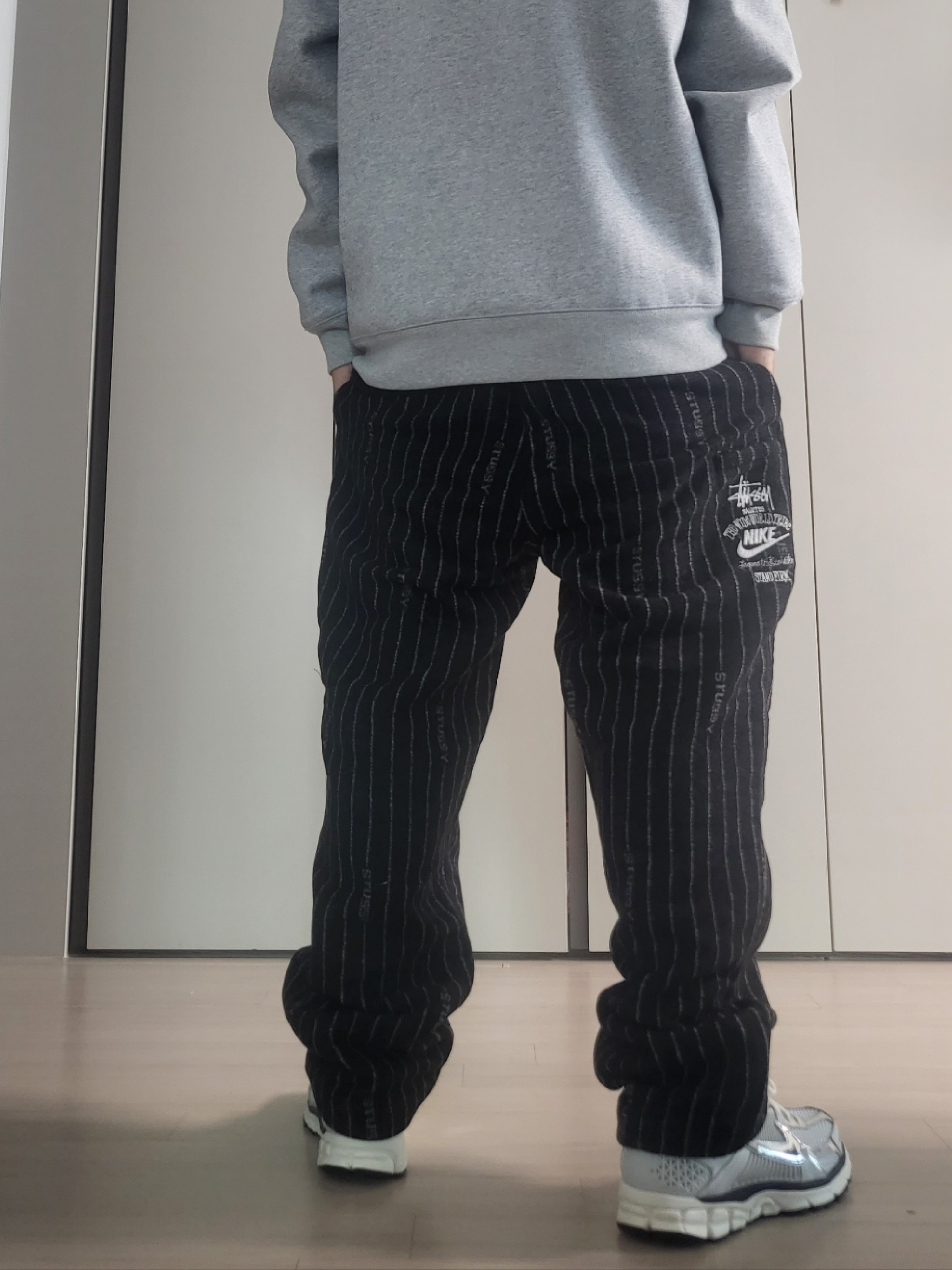 Nike x Stussy NRG Striped Wool Pants Black (DR4021-010), (W) Nike Zoom Vomero 5 Photon Dust and Metallic Silver 착용 스타일