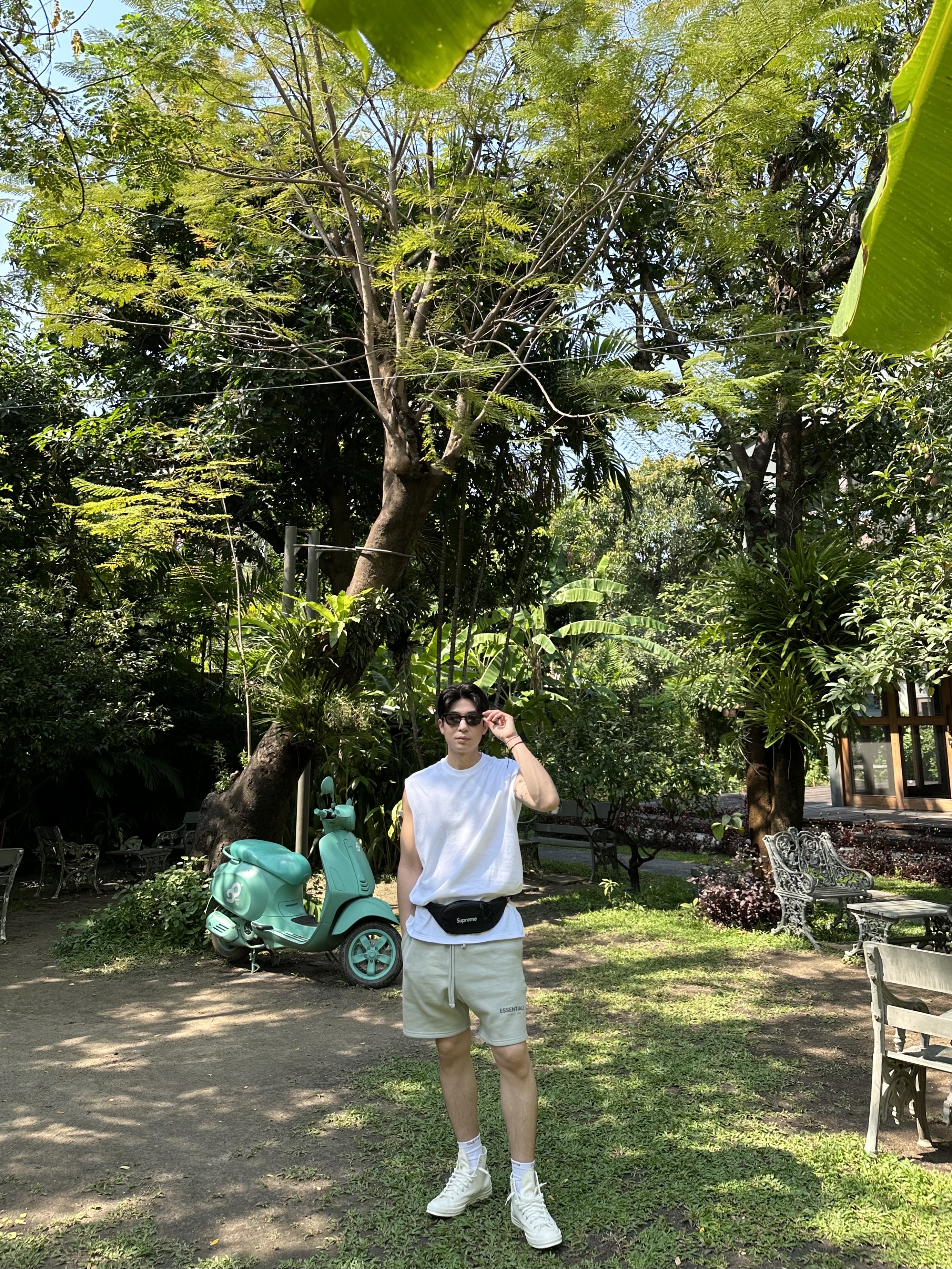 Off-White x Amore Pacific Protection Box (Without Cosmetics), Supreme Small Waist Bag Black - 22FW 착용 스타일 - 1