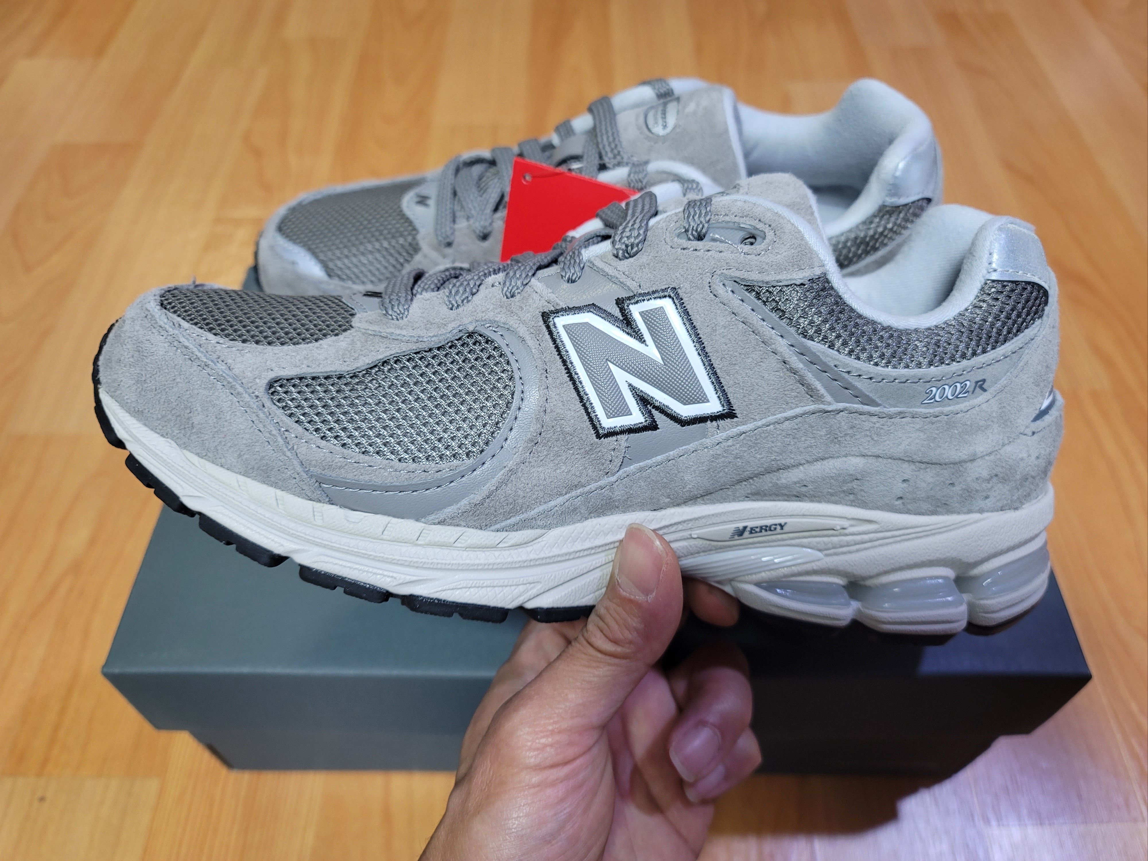 New Balance 2002R Grey 착용 스타일 - 1