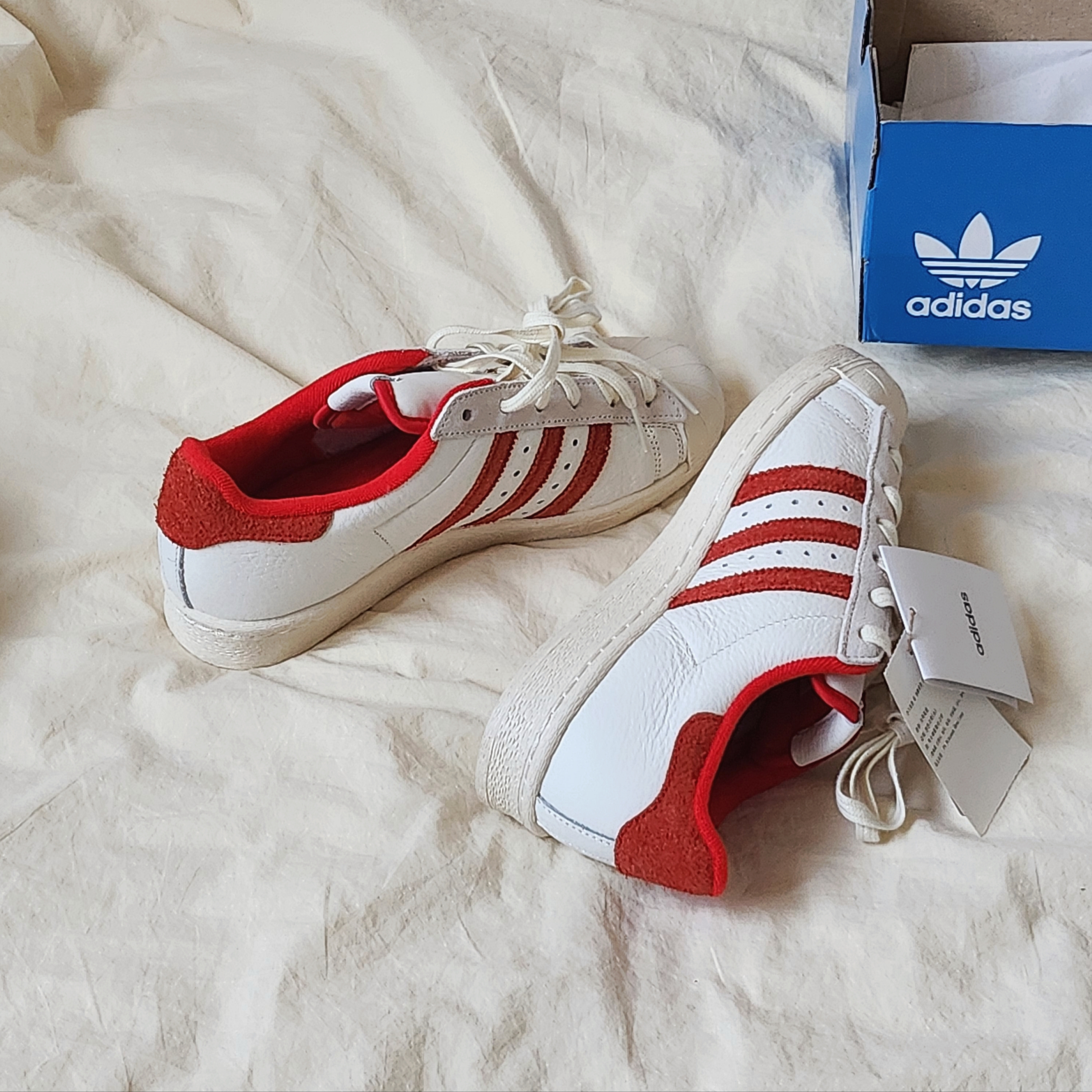 Adidas Superstar 82 Cloud White Vivid Red 착용 스타일 - 2