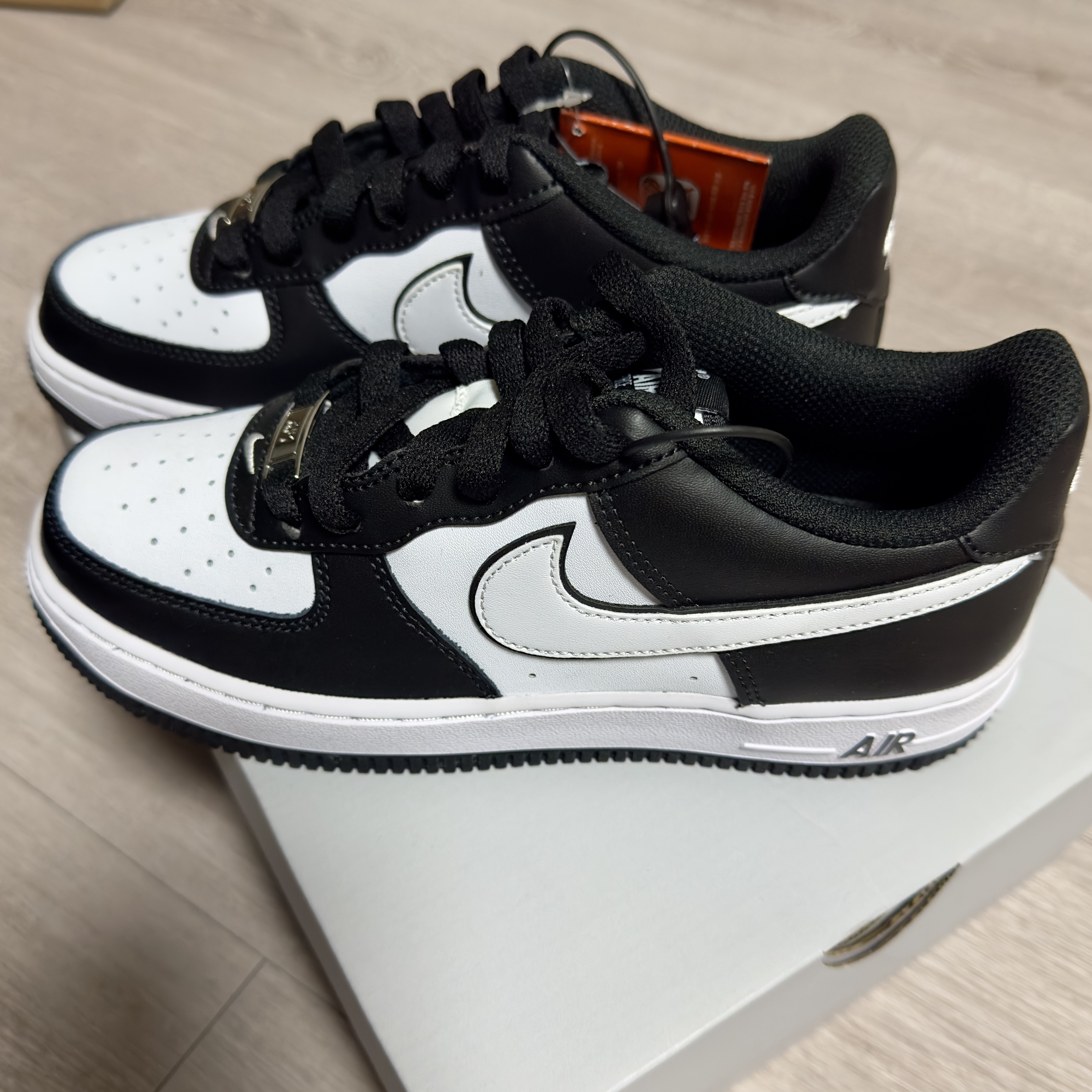 (GS) Nike Air Force 1 LV8 2 Black White 착용 스타일 - 1