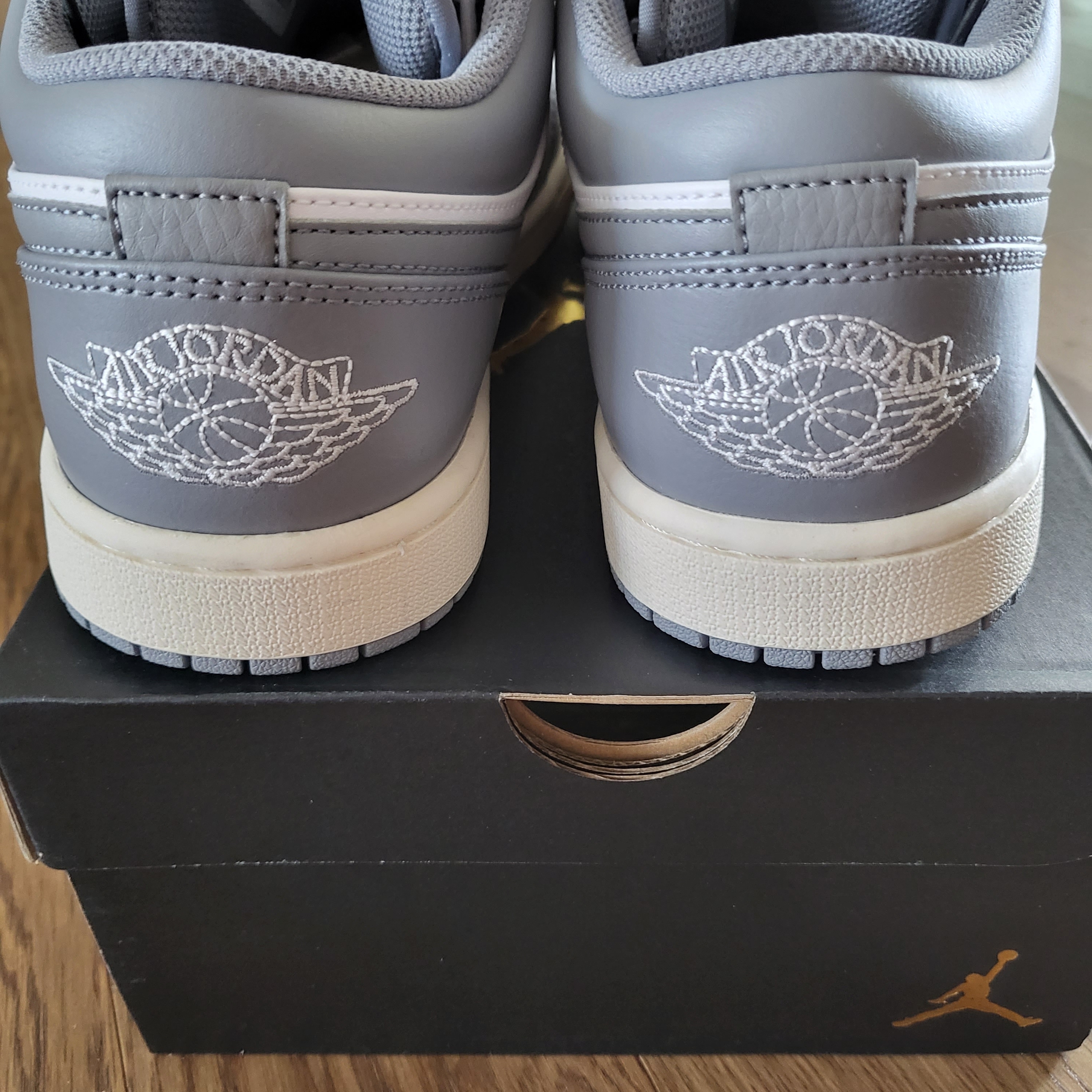 Jordan 1 Low Stealth and White 착용 스타일 - 3