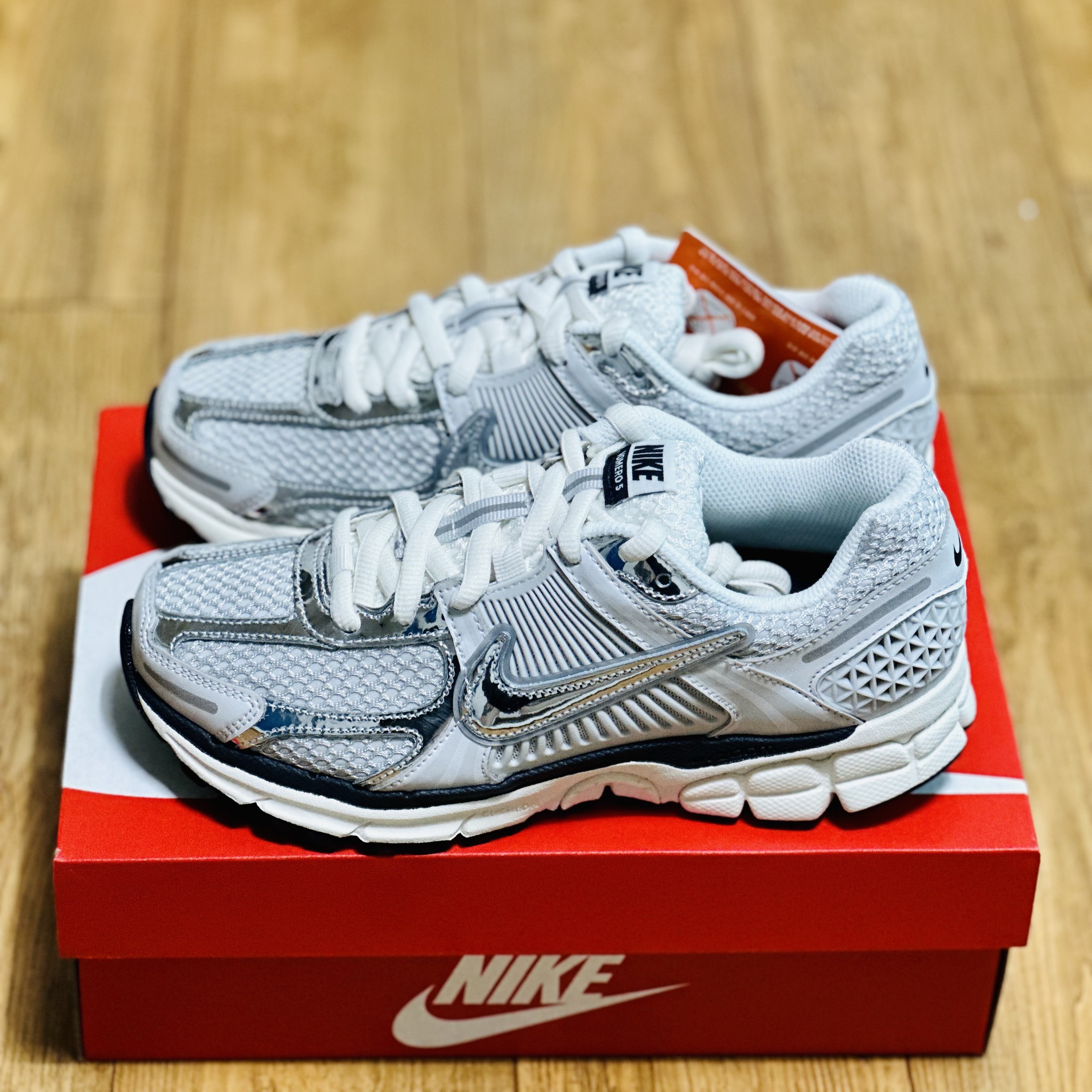 (W) Nike Zoom Vomero 5 Photon Dust and Metallic Silver 착용 스타일