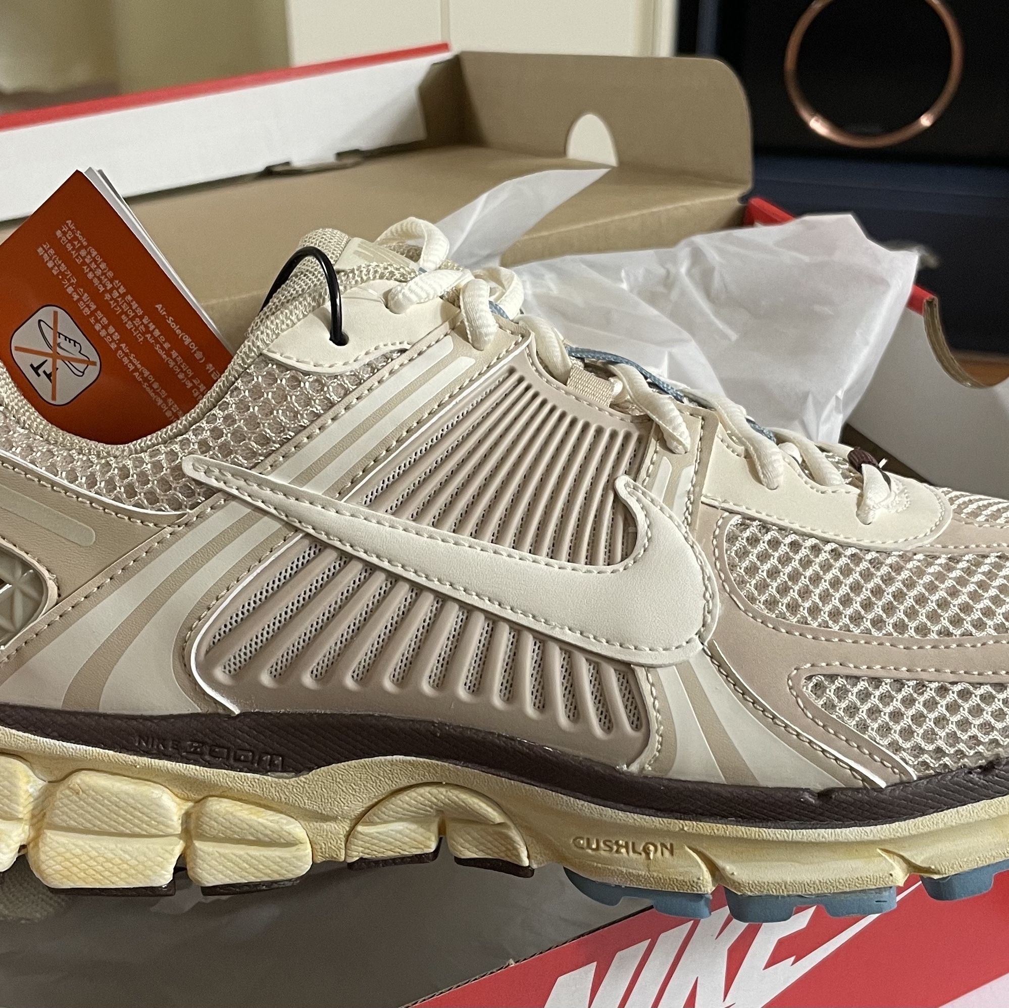 (W) Nike Zoom Vomero 5 Oatmeal 착용 스타일