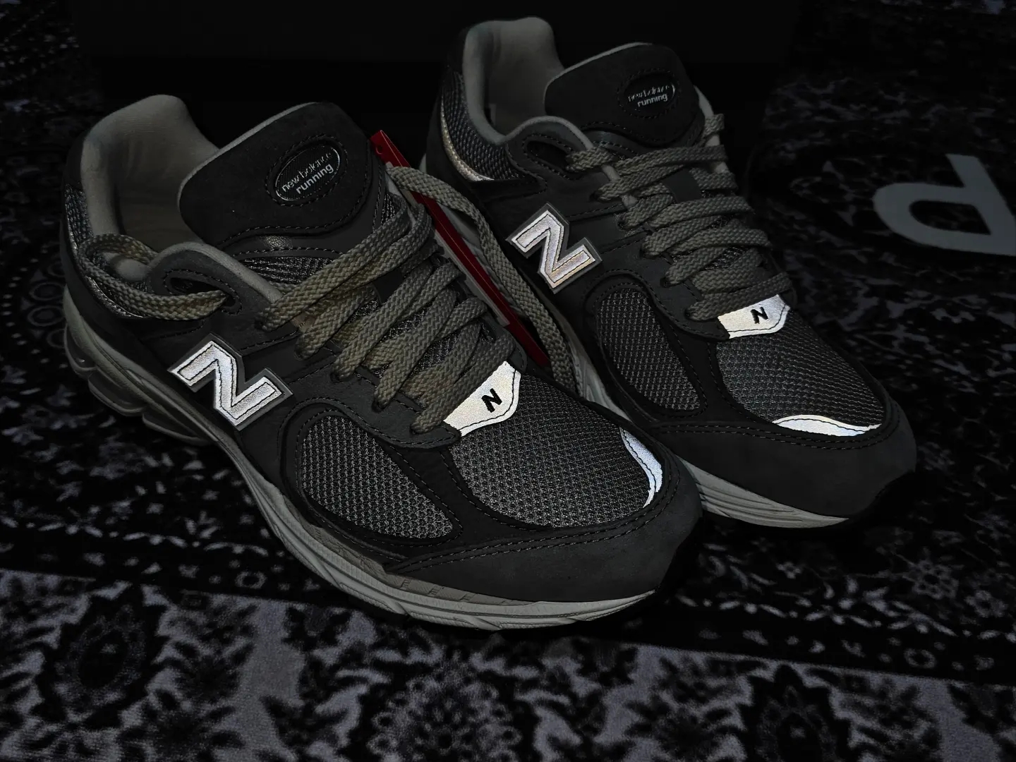 New Balance 2002R Premium Vintage Grey 착용 스타일 - 3