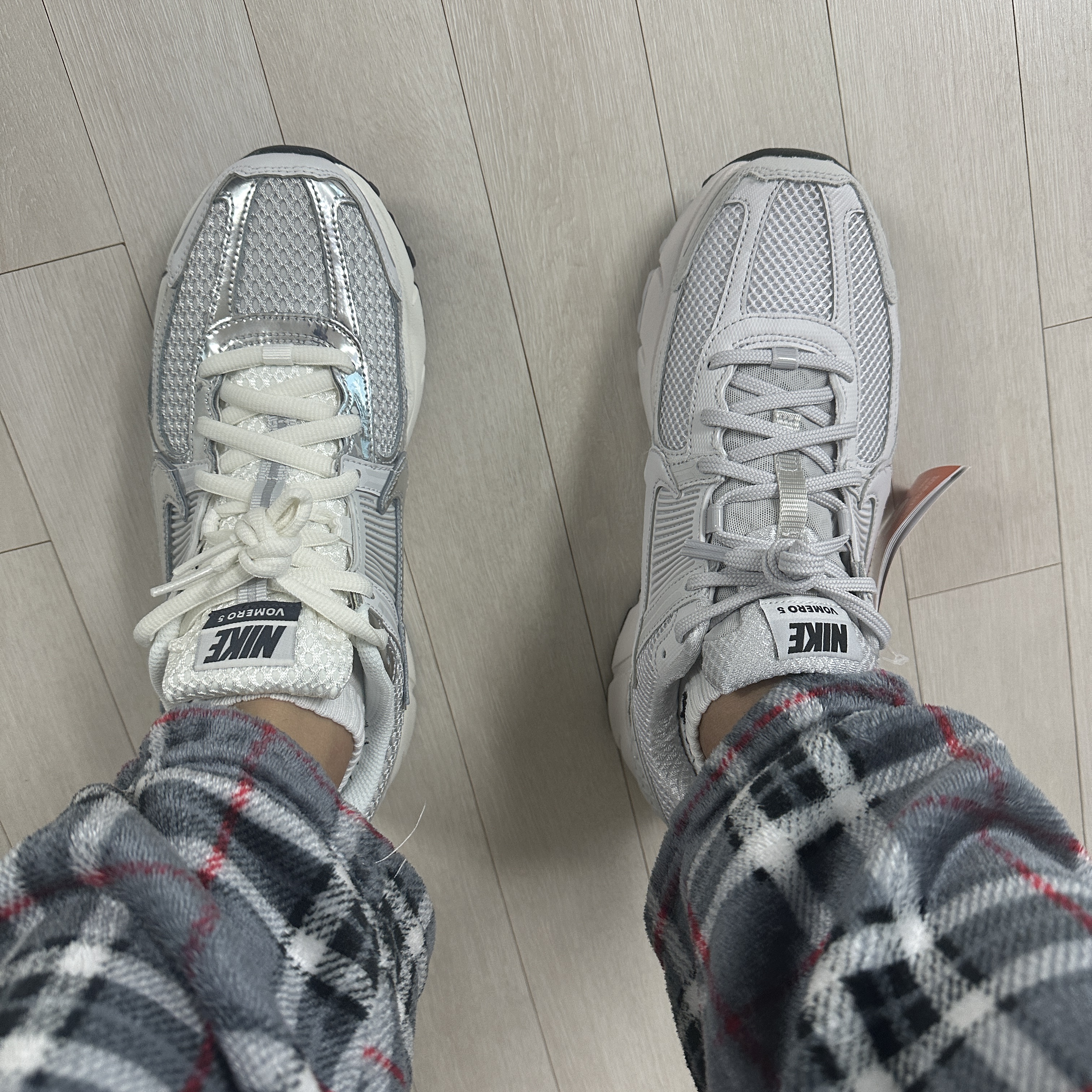 (W) Nike Zoom Vomero 5 Photon Dust and Metallic Silver, Nike Zoom Vomero 5 SP Vast Grey 2023 착용 스타일 - 1