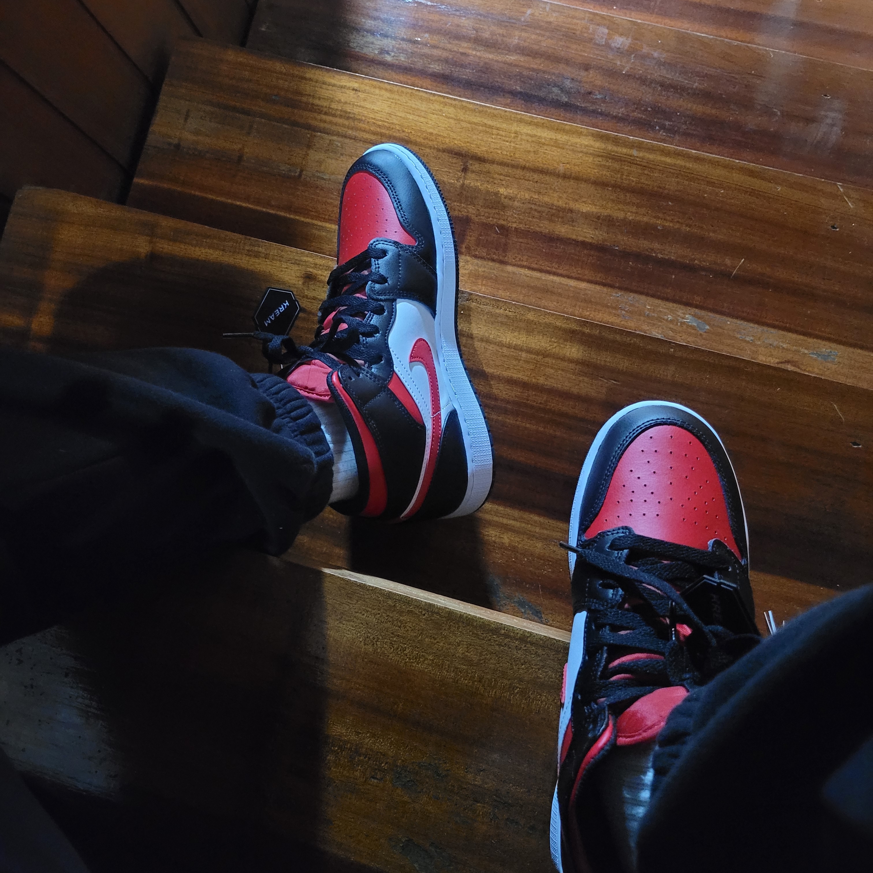 (GS) Jordan 1 Mid Black Fire Red 착용 스타일
