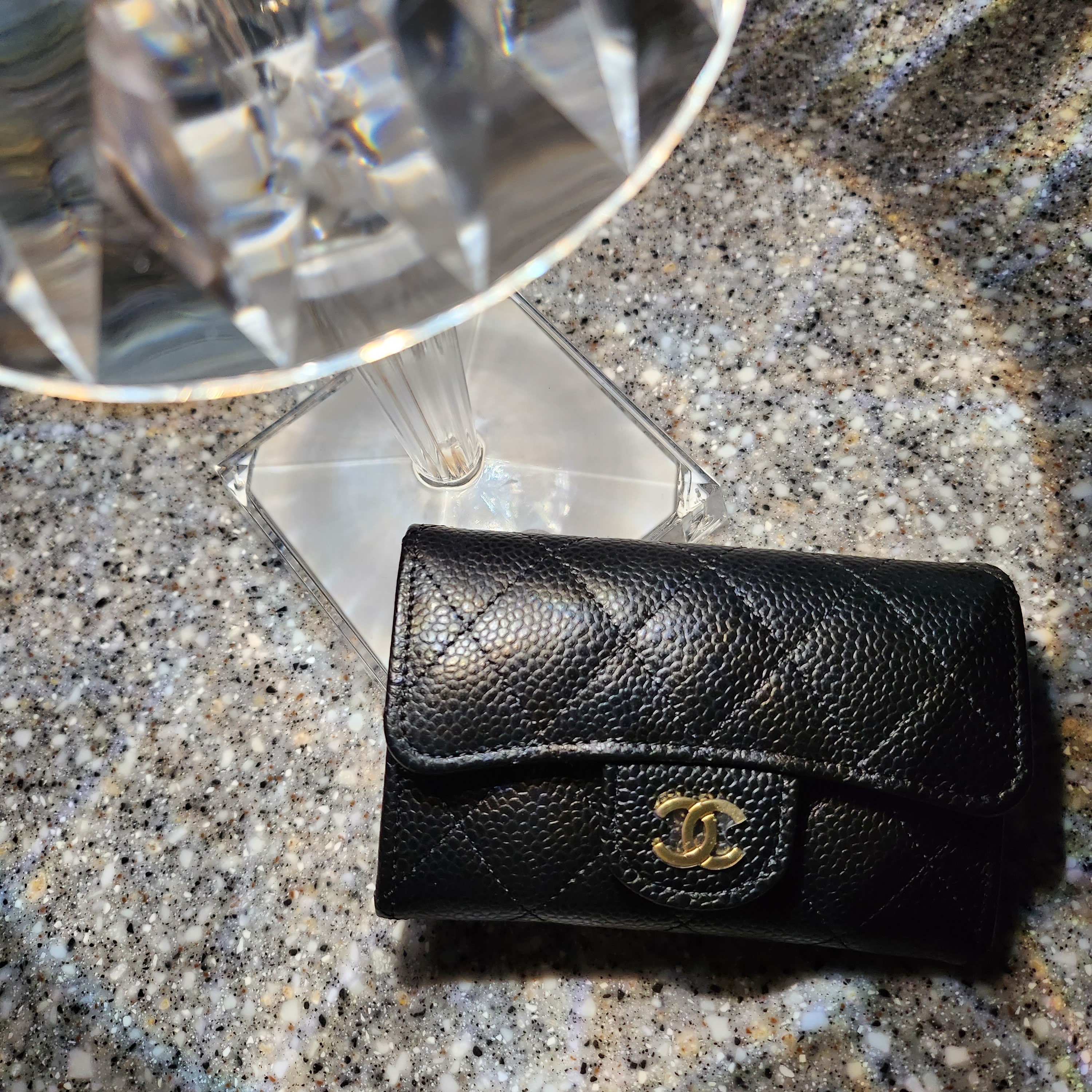 Chanel Classic Card Holder Grained Calfskin & Gold Black 착용 스타일 - 1