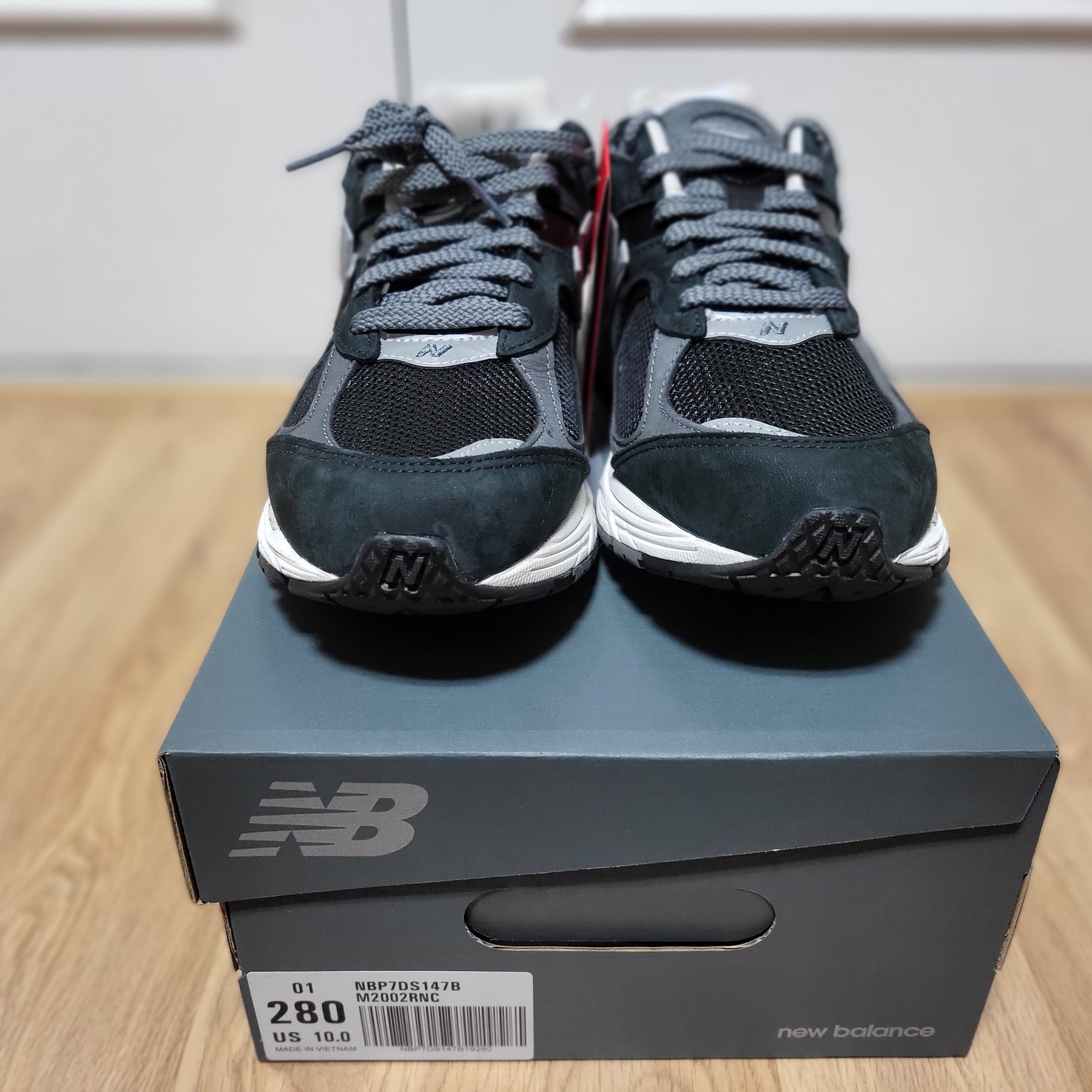 New Balance 2002R Premium Vintage Black 착용 스타일 - 1