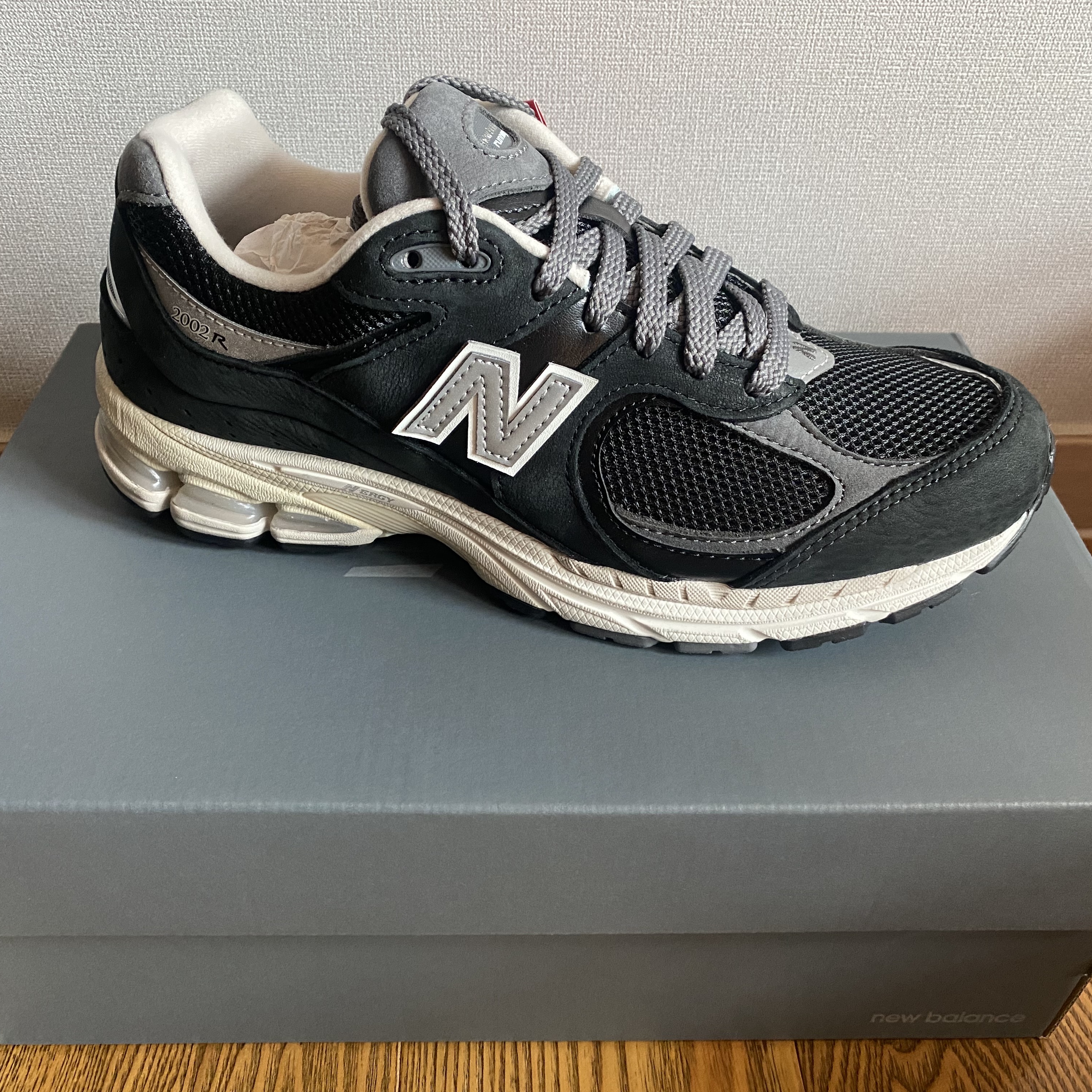 New Balance 2002R Premium Vintage Black 착용 스타일 - 2