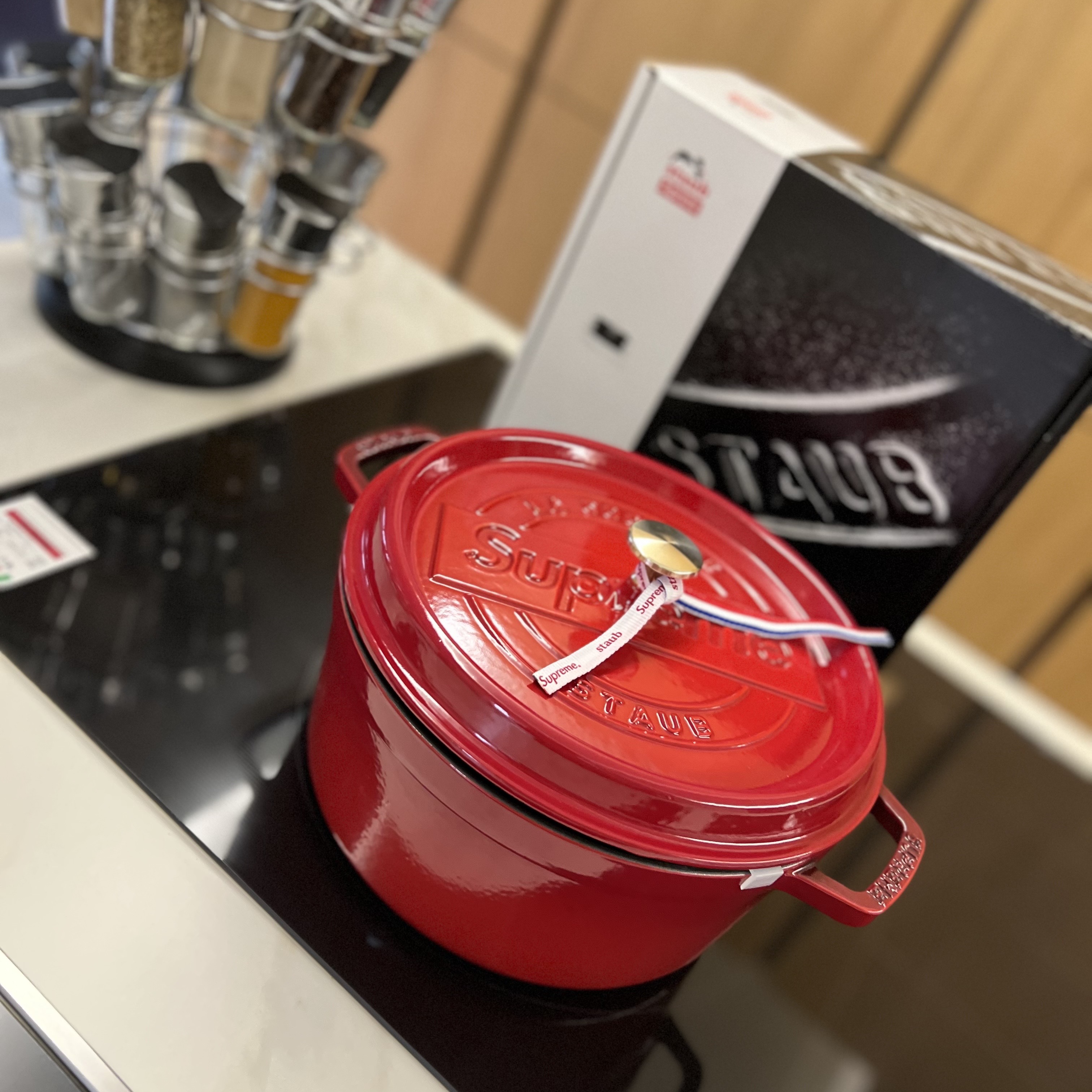 Supreme x Staub Round 5.5 Qt. Cocotte Red - 23SS 착용 스타일 - 2