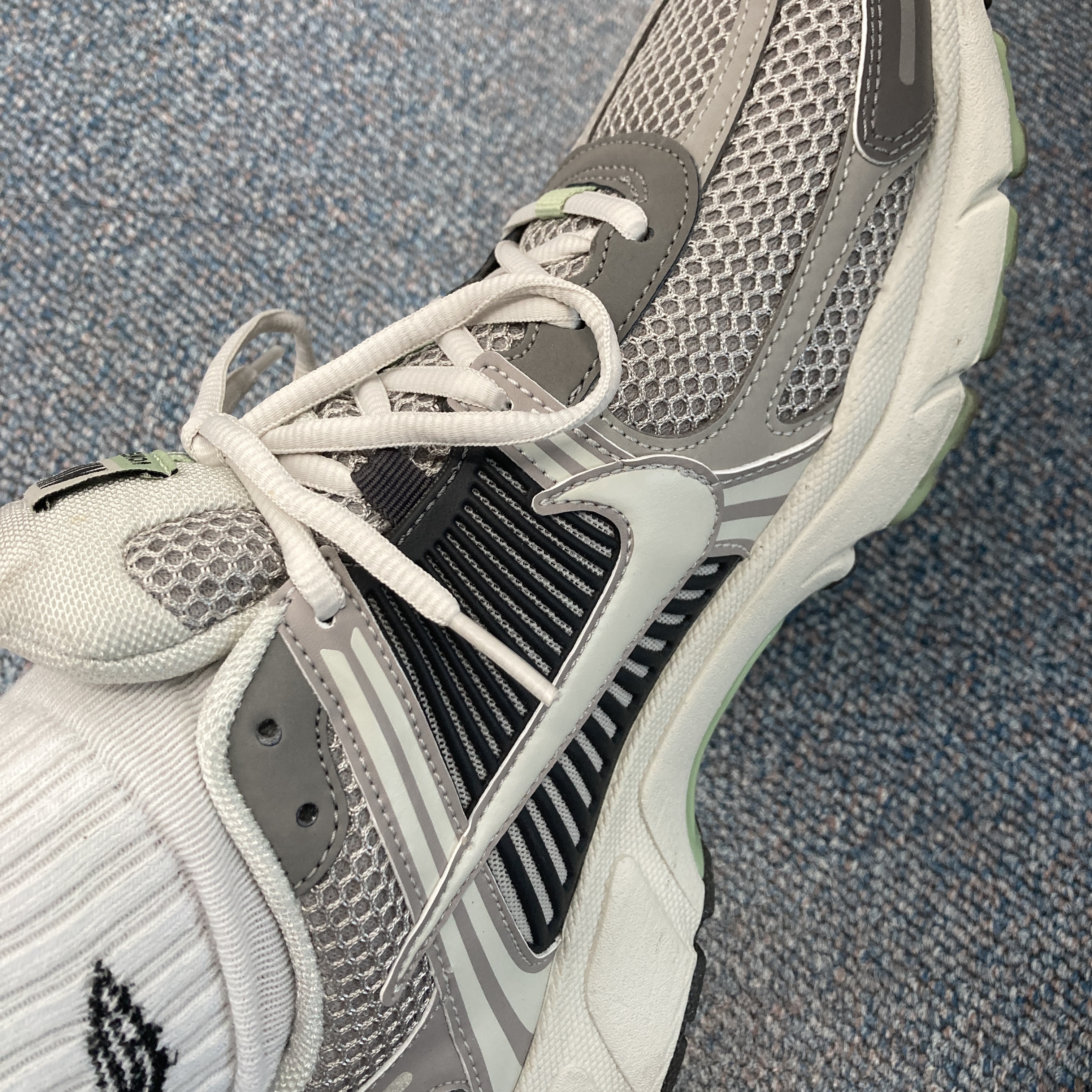 (W) Nike Zoom Vomero 5 Cobblestone and Flat Pewter 착용 스타일 - 2