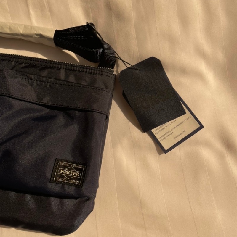 Porter Tanker Shoulder Bag S Black 착용 스타일 - 2