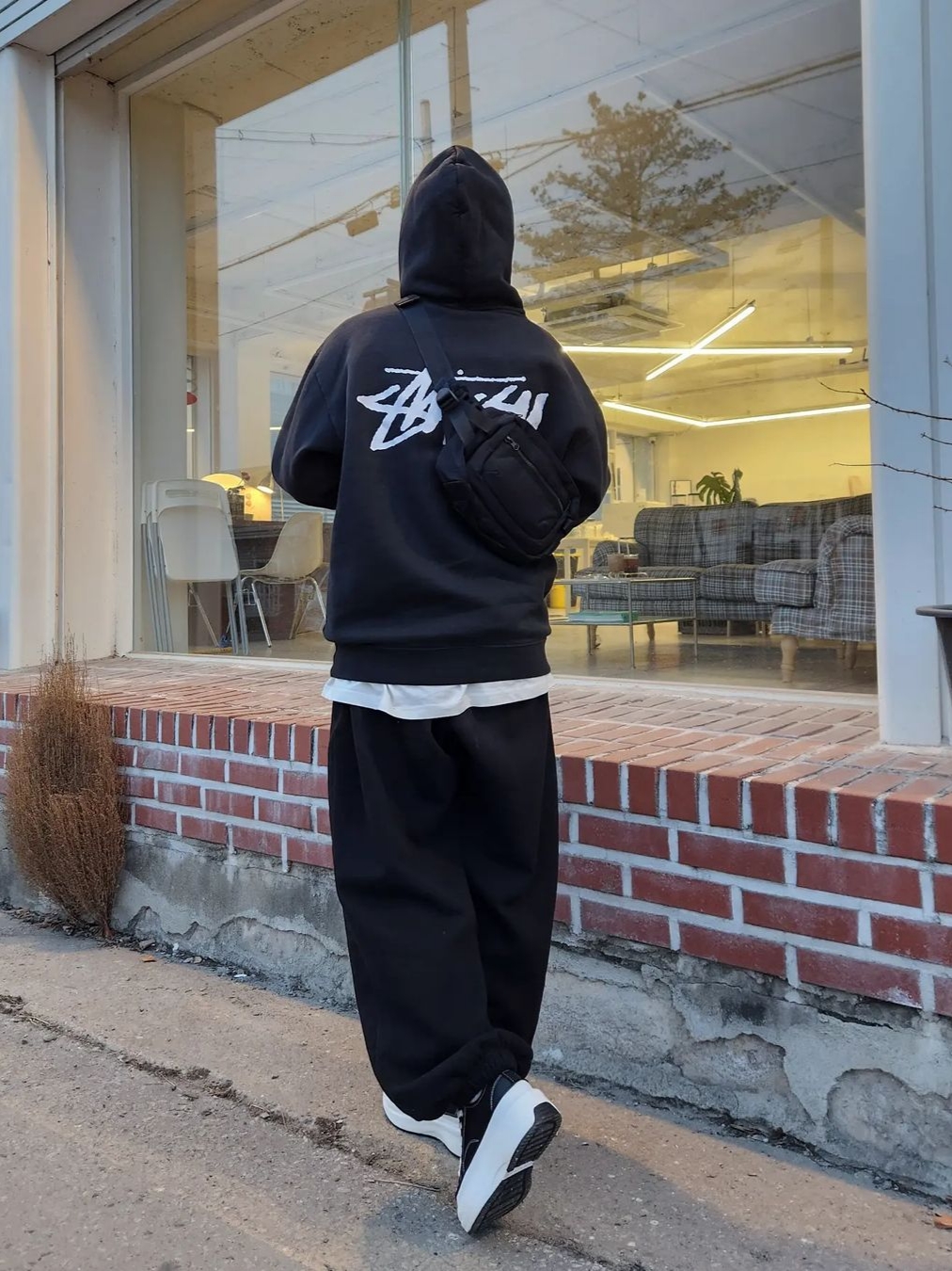 Stussy x Our Legacy Drop Shadow Pigment Dyed Hoodie Black, Found Pocket Pacemaker Waist Bag Black 착용 스타일 - 2