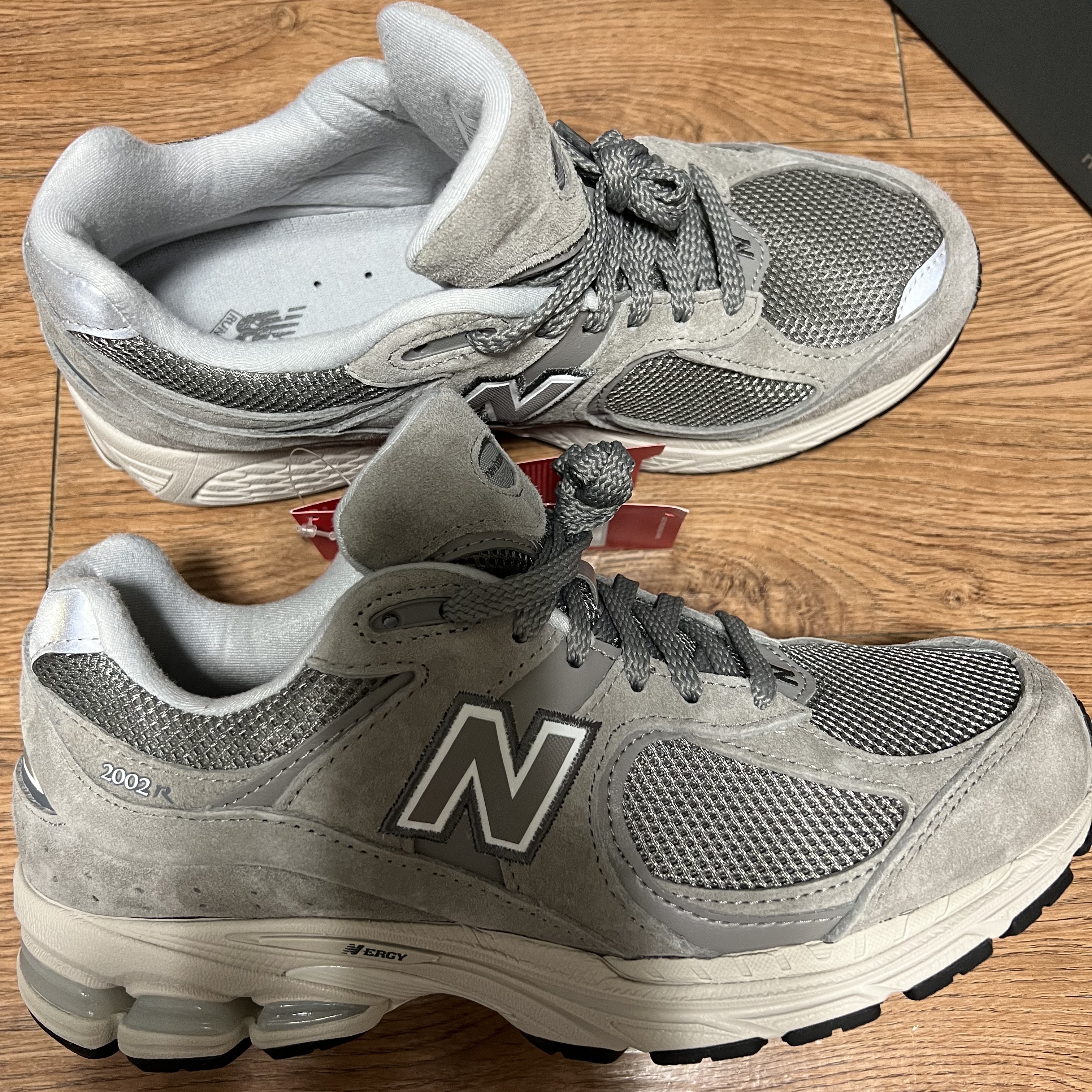 New Balance 2002R Grey 착용 스타일