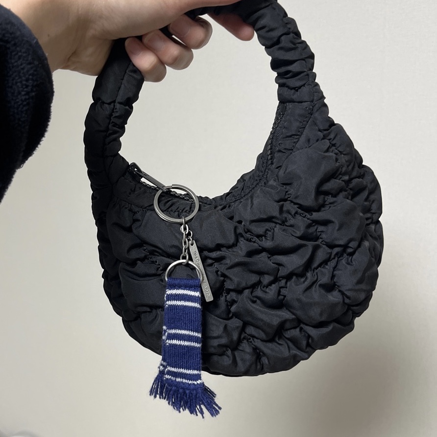 COS Quilted Micro Bag Black 착용 스타일