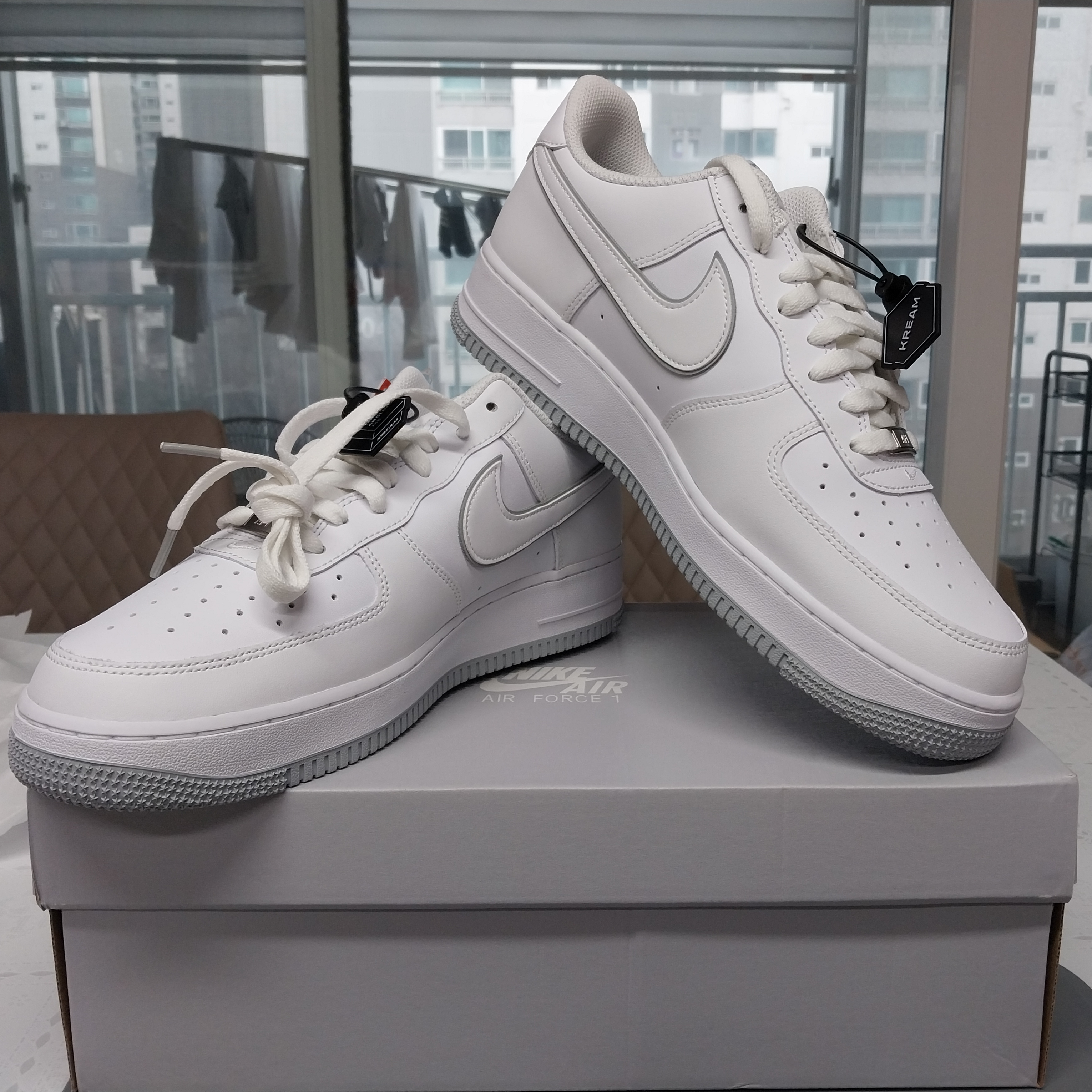 Nike Air Force 1 '07 White Wolf Grey 착용 스타일