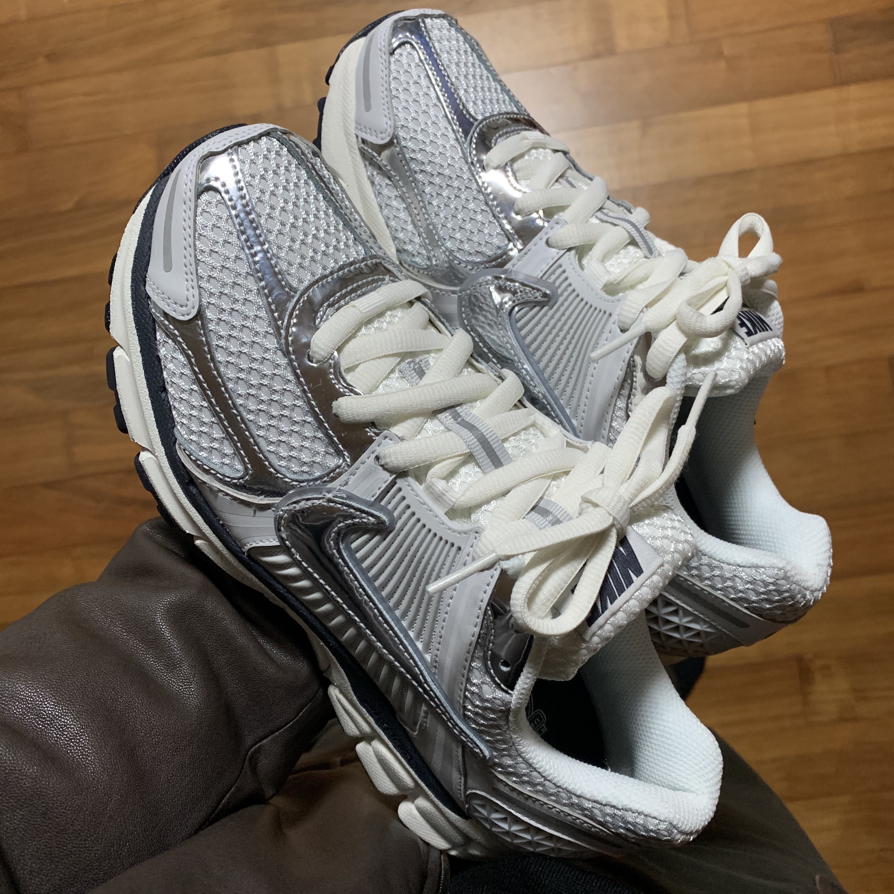 (W) Nike Zoom Vomero 5 Photon Dust and Metallic Silver 착용 스타일