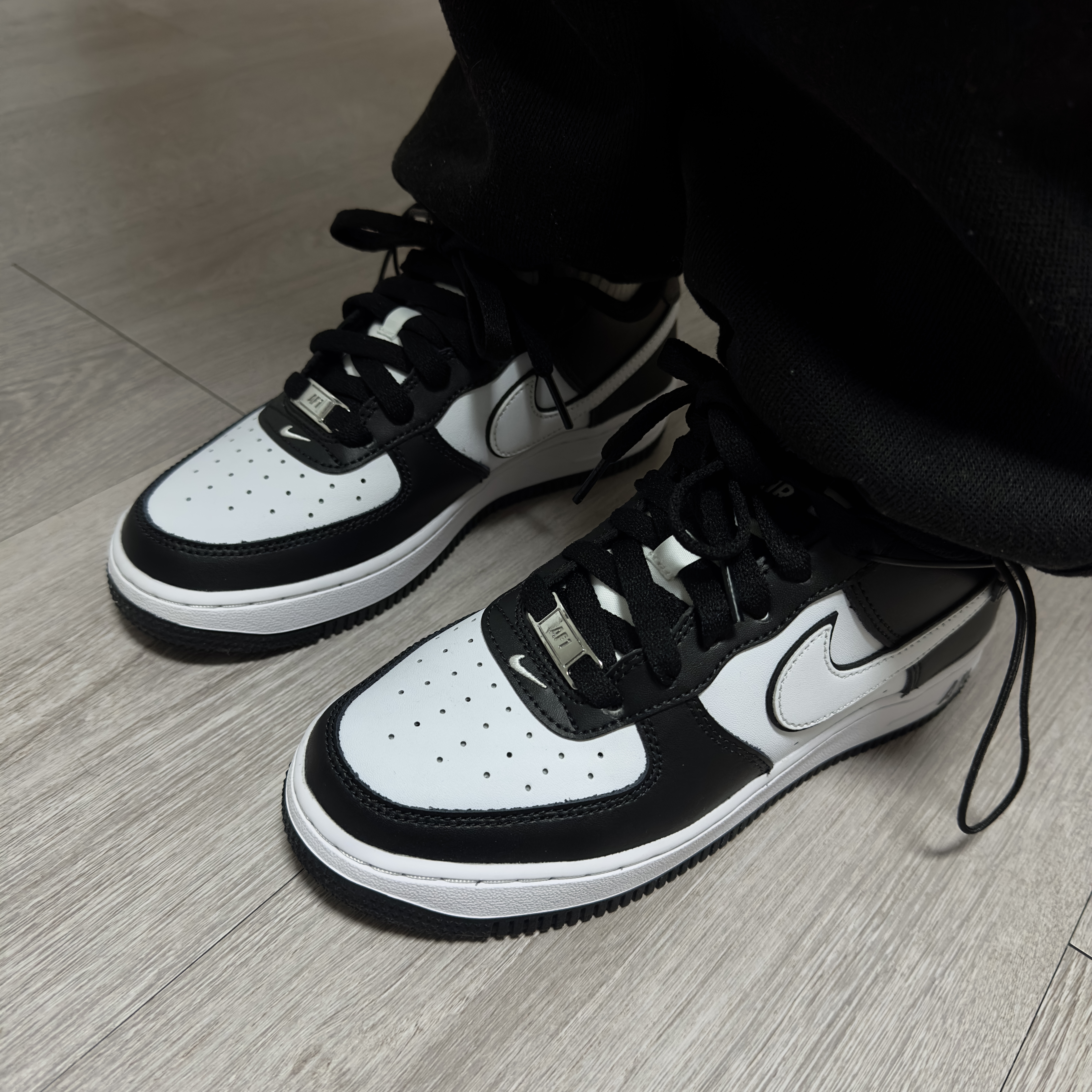 (GS) Nike Air Force 1 LV8 2 Black White 착용 스타일 - 2