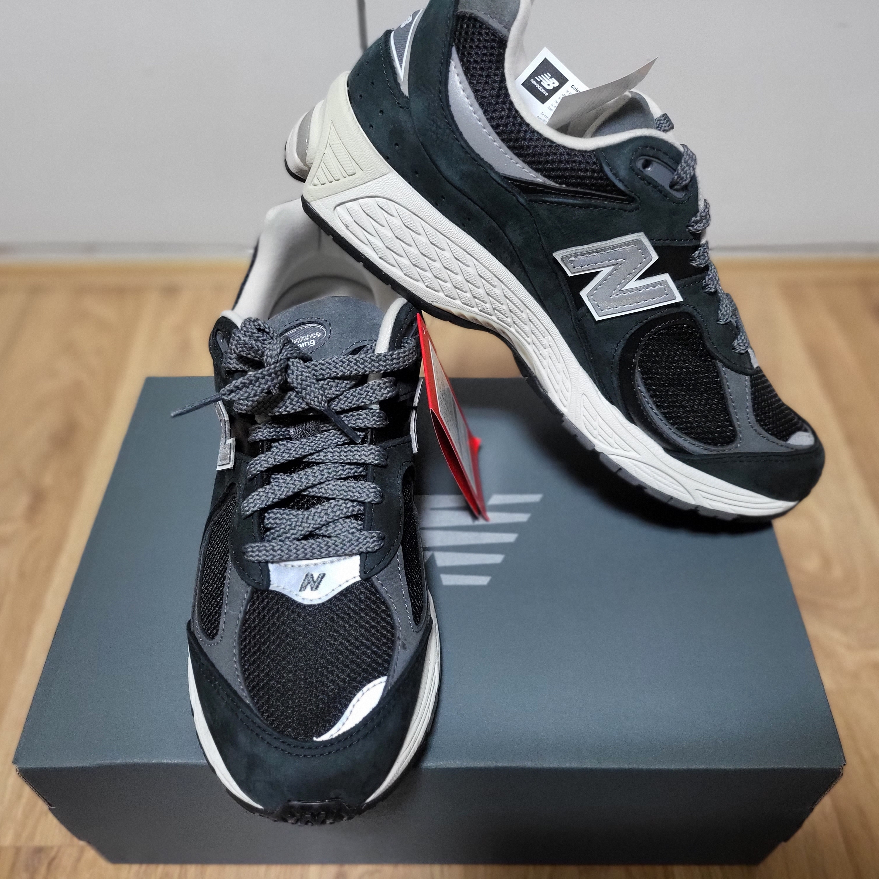 New Balance 2002R Premium Vintage Black 착용 스타일 - 3