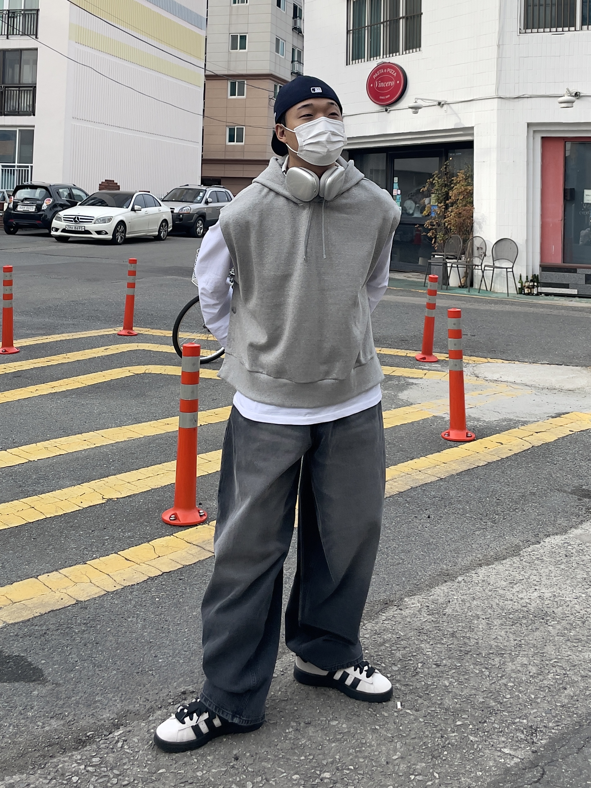 Apple AirPods Max Lightning Silver (Korean Ver.), Adidas Campus 00s Cloud White Core Black 착용 스타일 - 1