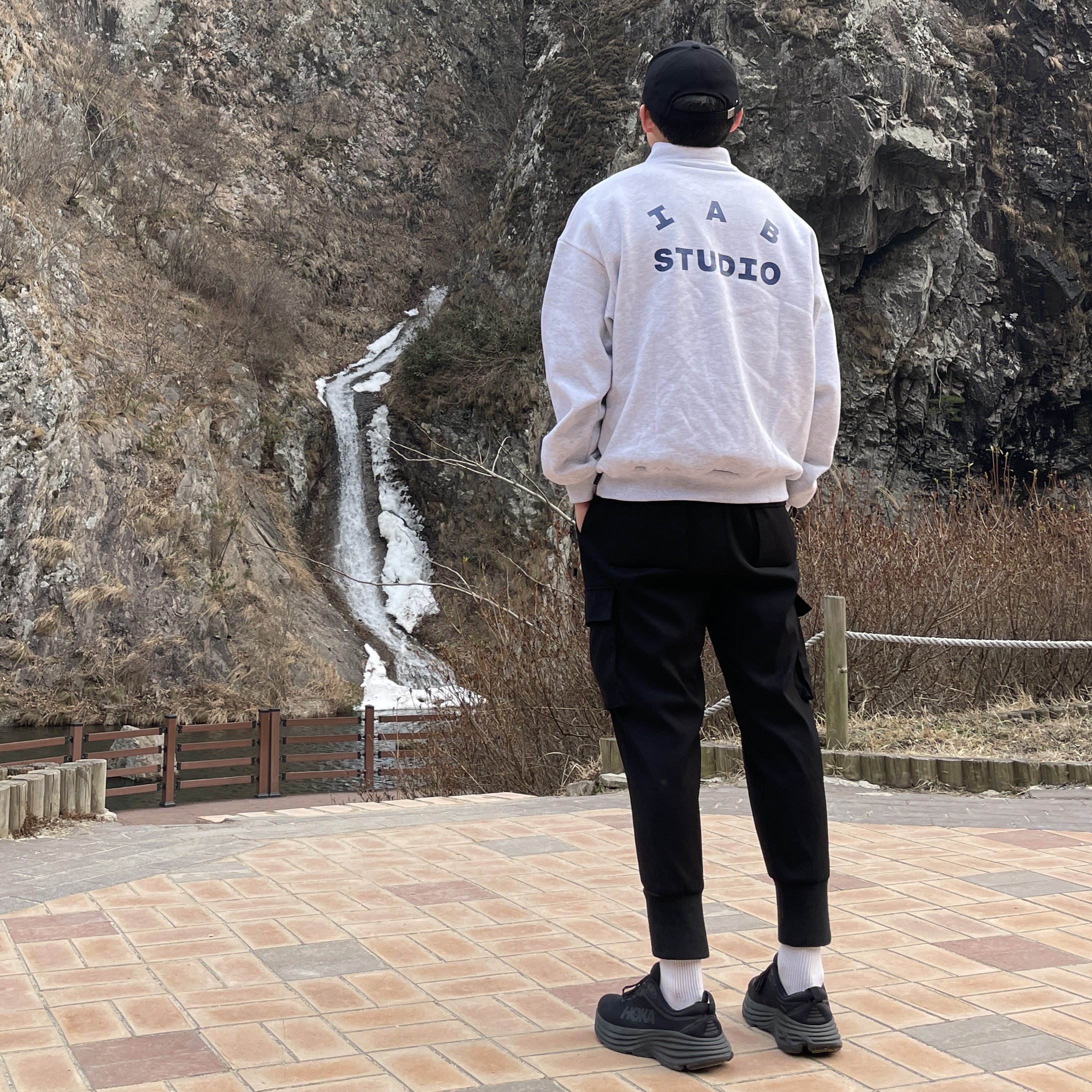 IAB Studio Half Zip Pullover Light Gray, Hoka Bondi 8 Black - Regular 착용 스타일