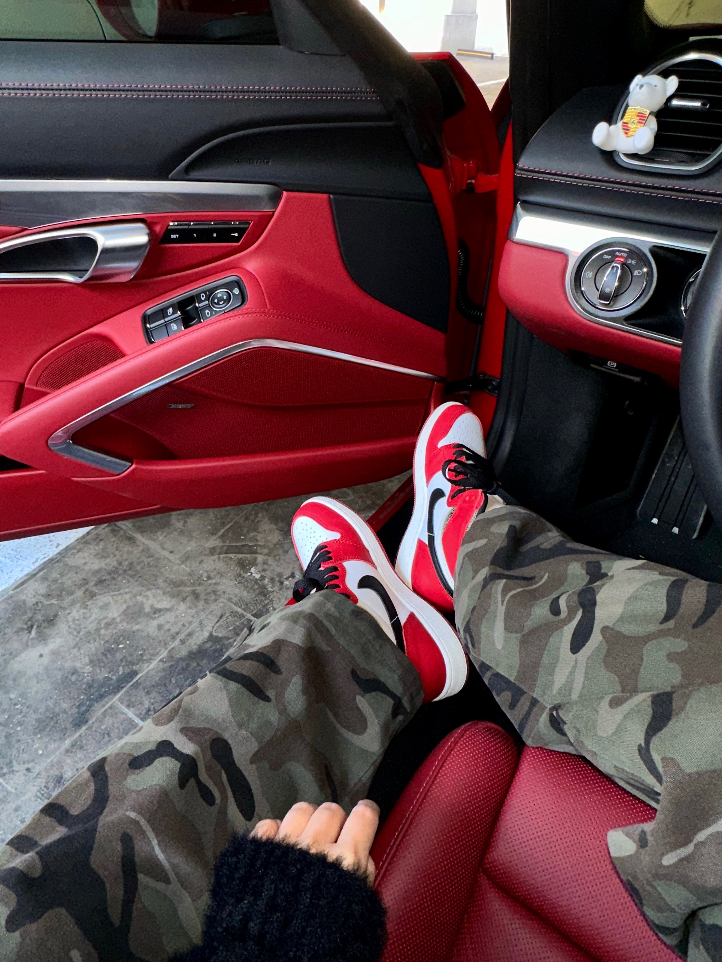 Jordan 1 Retro High OG Chicago 2022, (W) Moncler Aubert Short Down Jacket Cream White - 22FW 착용 스타일 - 2