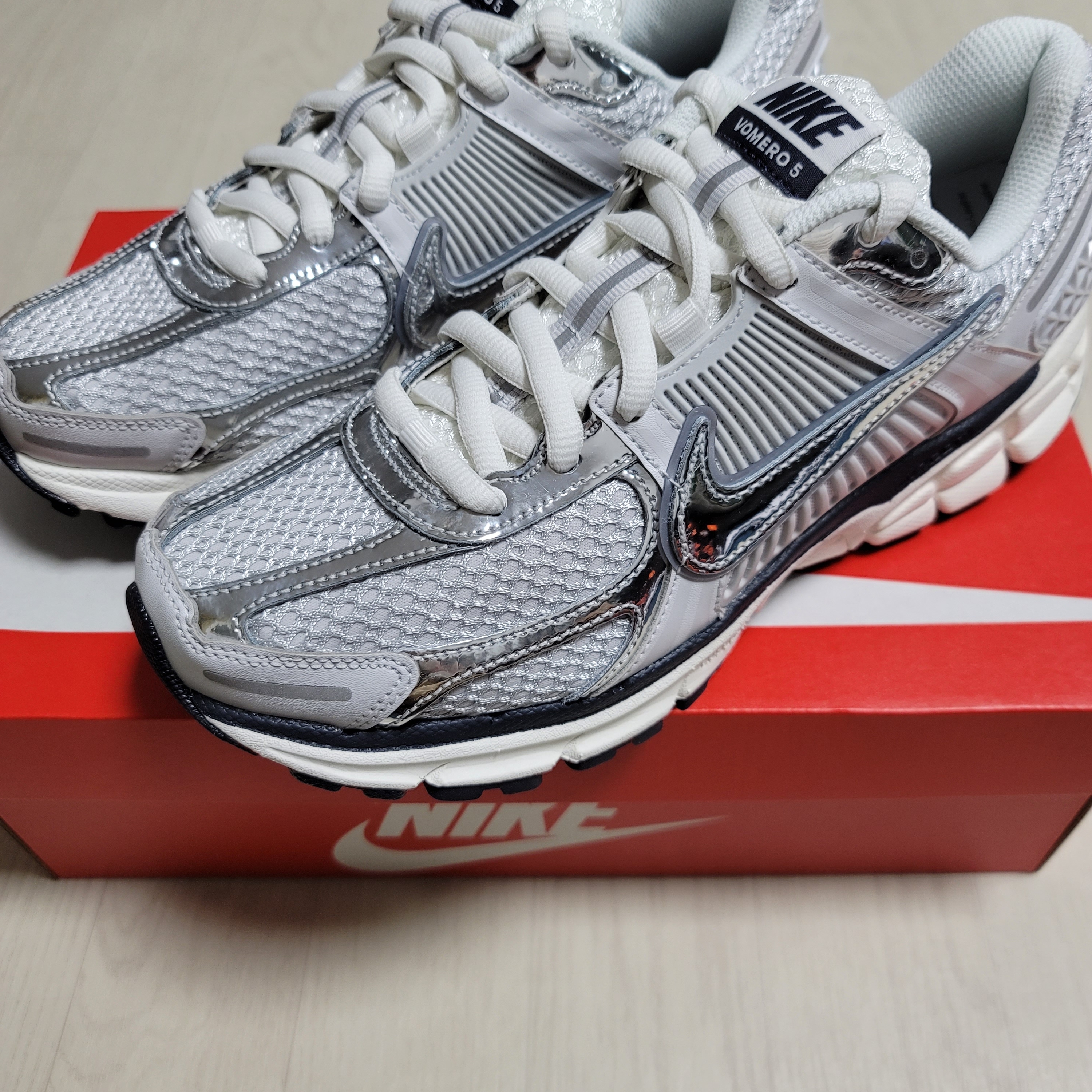 (W) Nike Zoom Vomero 5 Photon Dust and Metallic Silver 착용 스타일