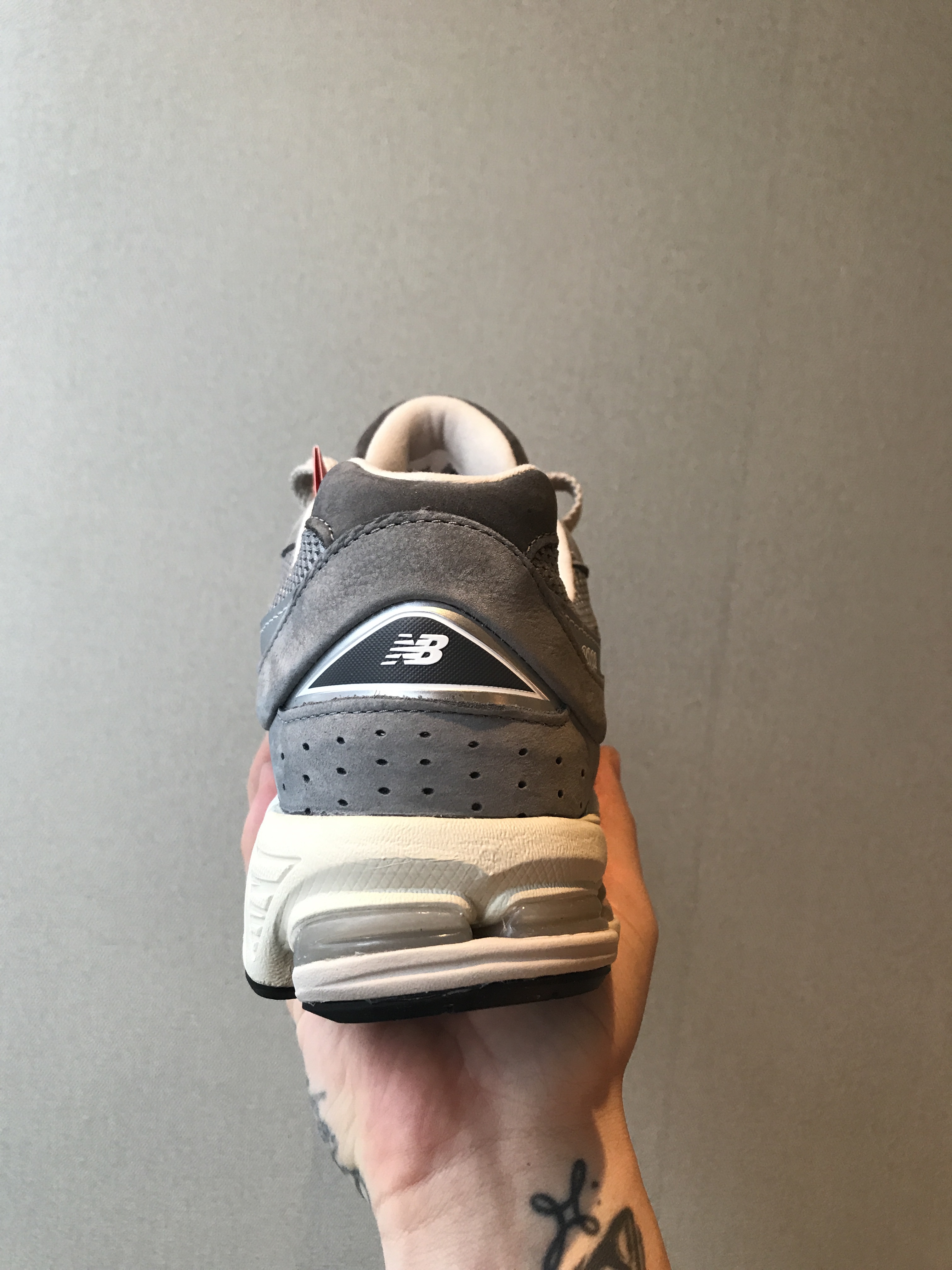 New Balance 2002R Premium Vintage Grey 착용 스타일 - 3