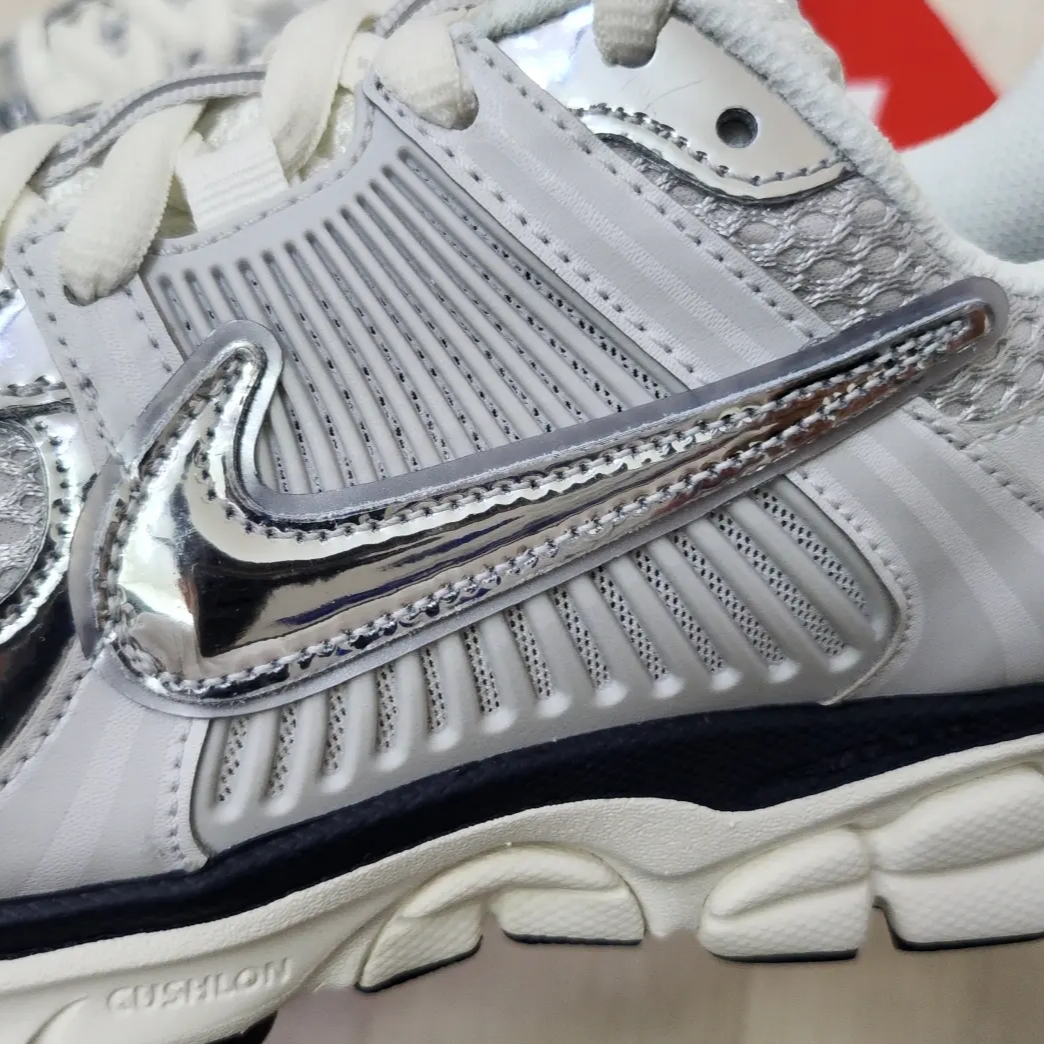(W) Nike Zoom Vomero 5 Photon Dust and Metallic Silver 착용 스타일 - 3