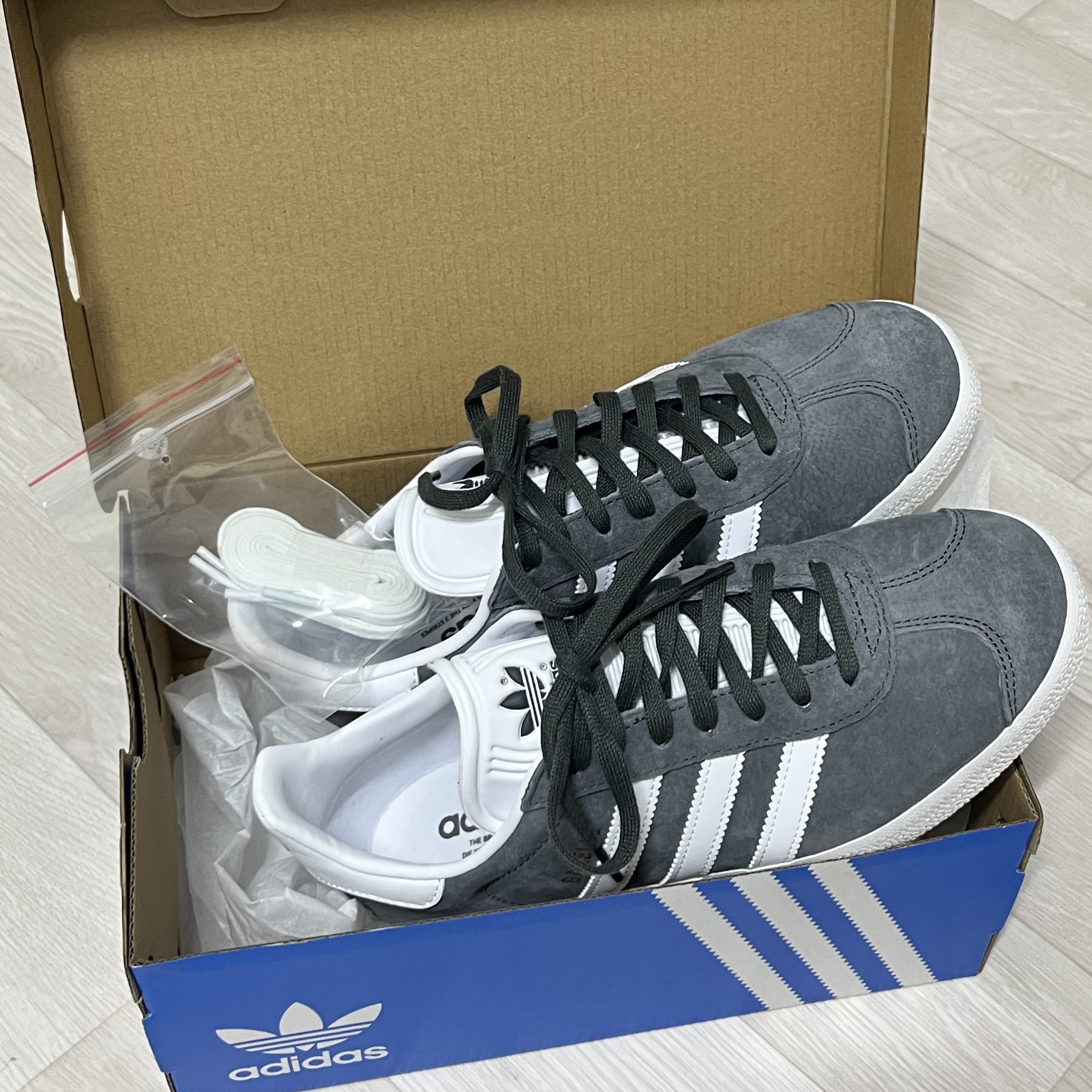 Adidas Gazelle Solid Grey 착용 스타일
