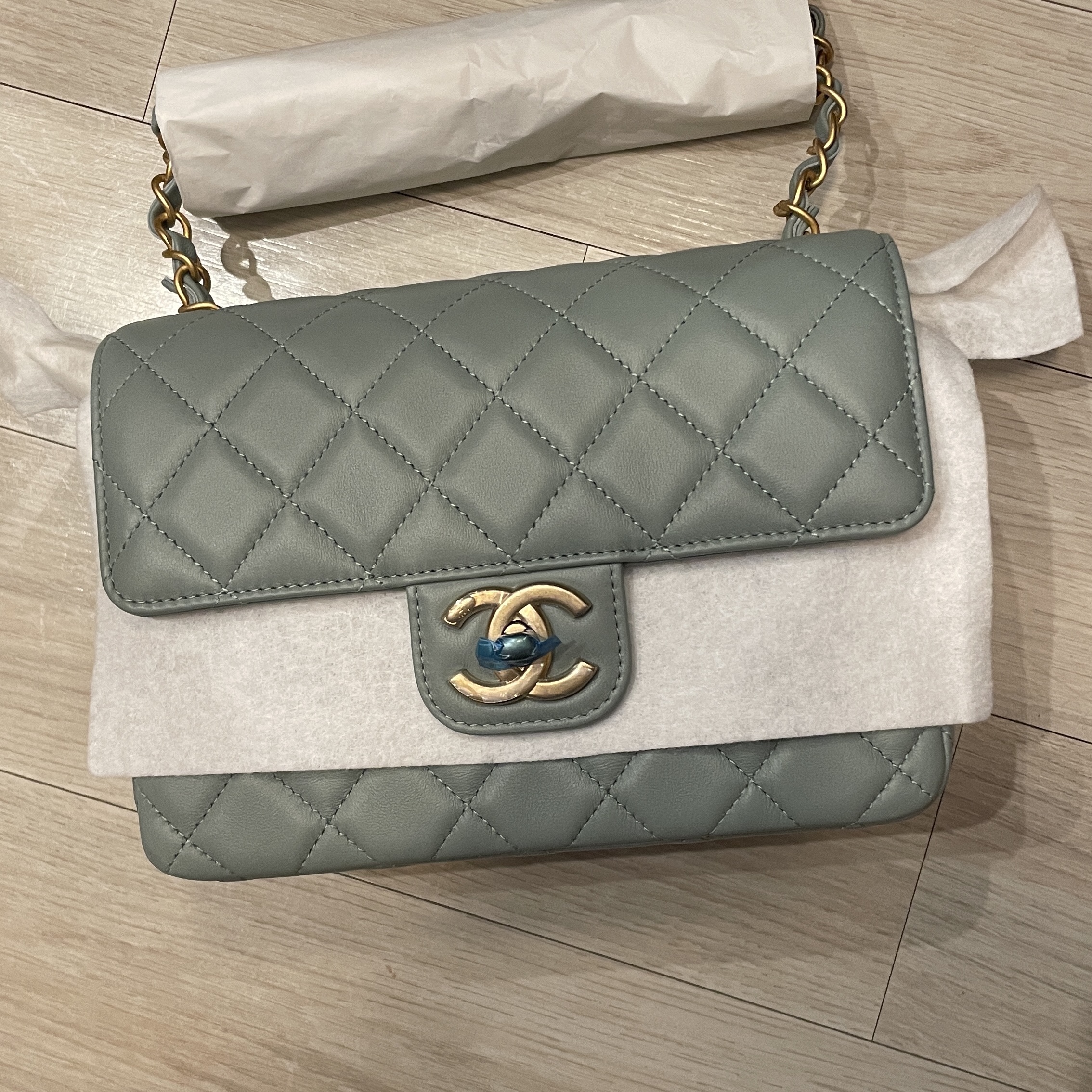 Chanel Mini Flap Bag Lambskin Enamel & Gold Light Grey 착용 스타일 - 2