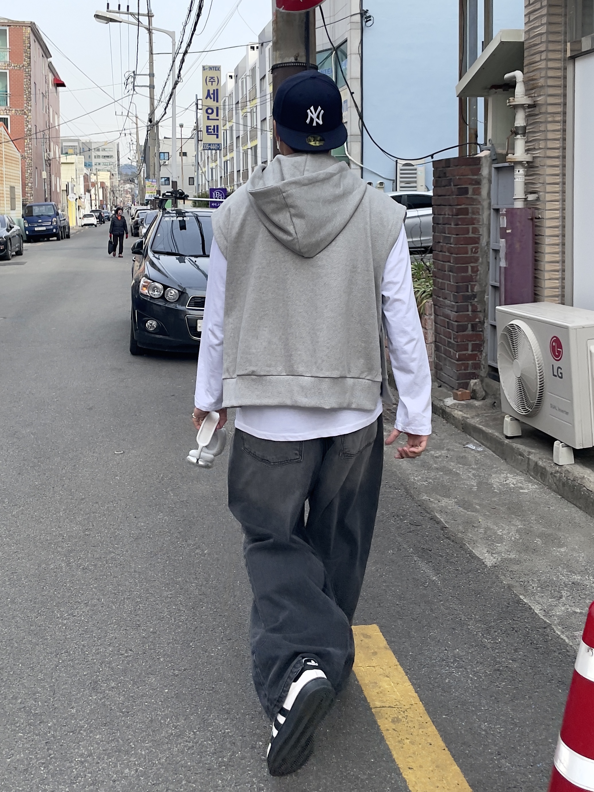 Apple AirPods Max Lightning Silver (Korean Ver.), Adidas Campus 00s Cloud White Core Black 착용 스타일 - 3