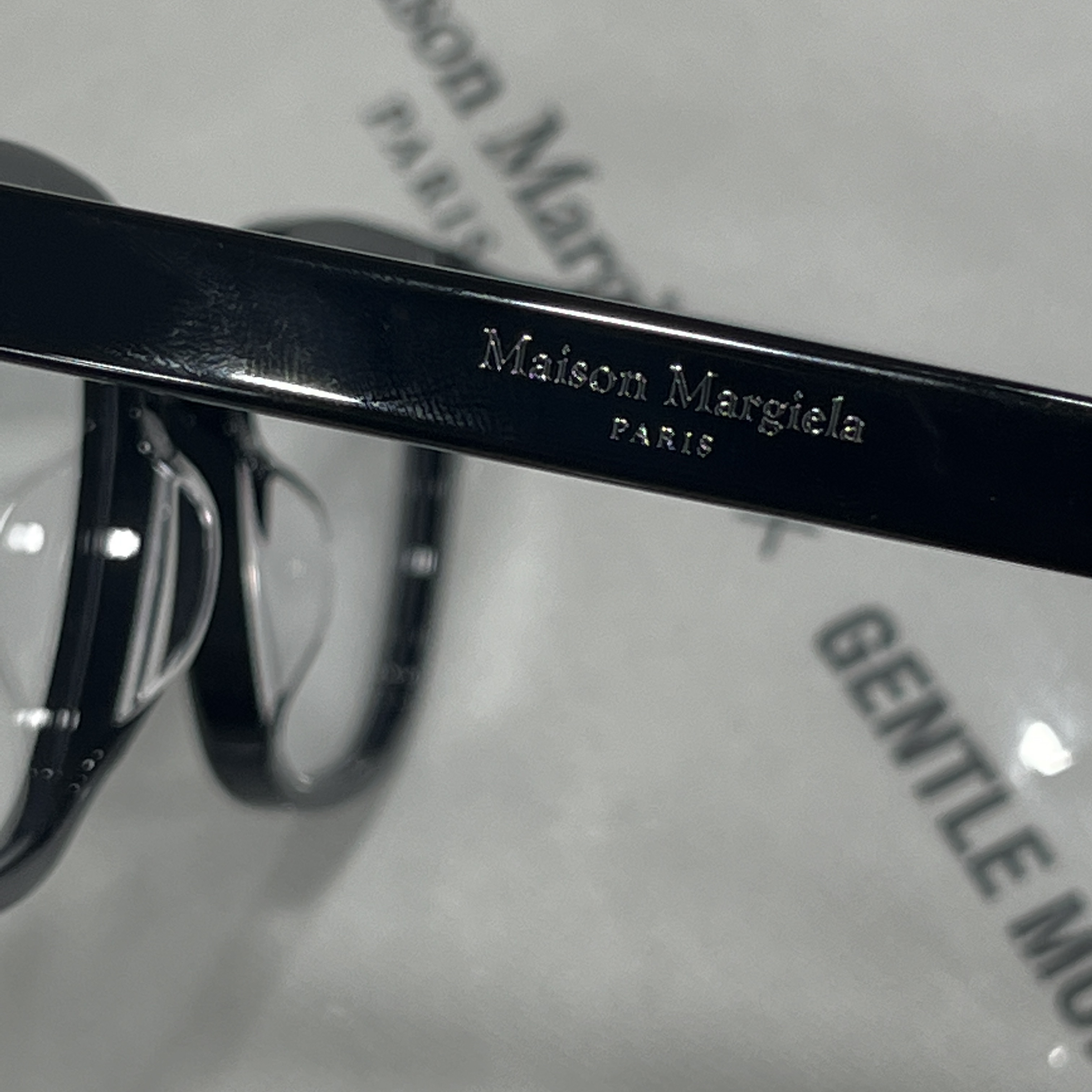 Gentle Monster x Maison Margiela MM010 Clear Black 착용 스타일 - 3