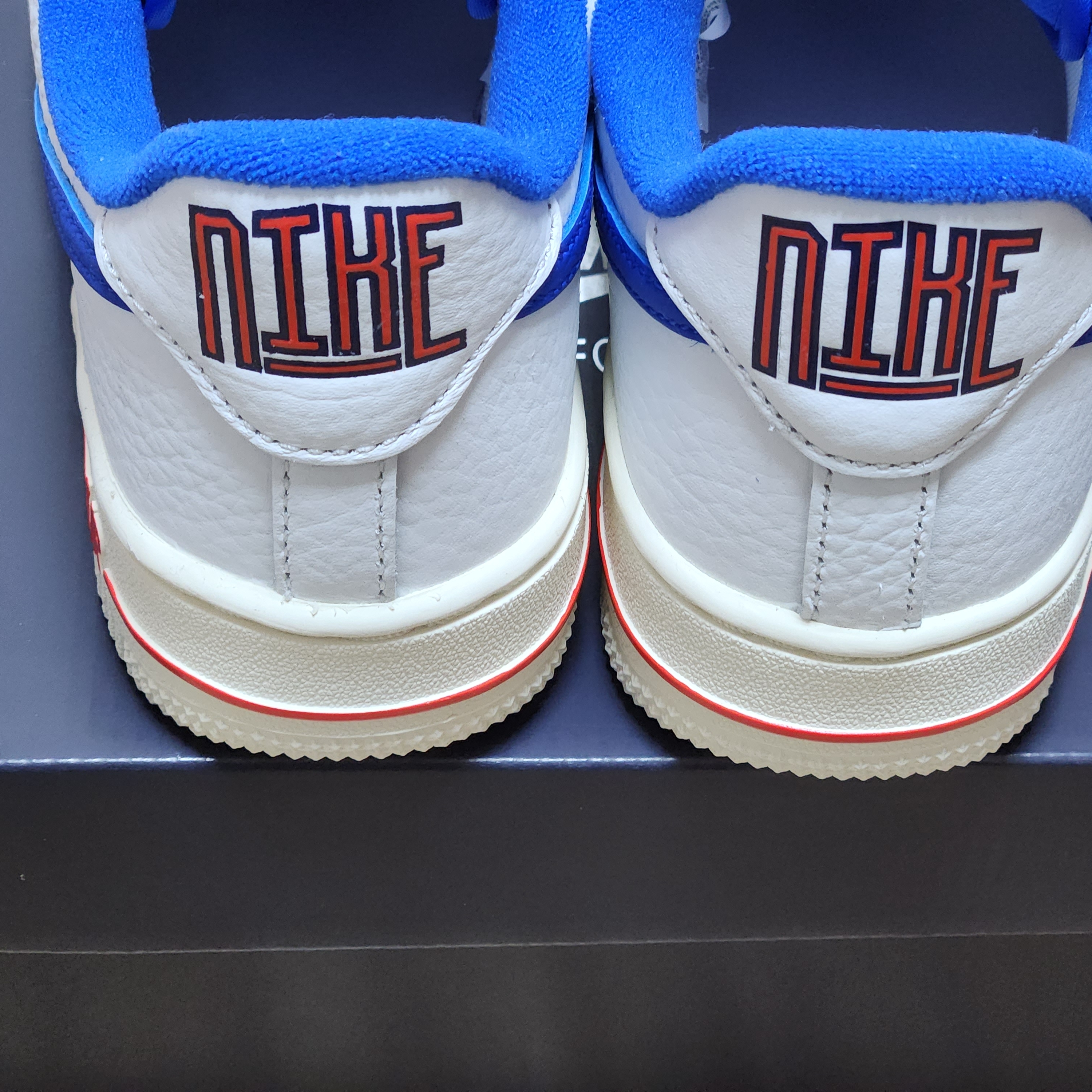 (W) Nike Air Force 1 '07 LX University Blue and Summit White 착용 스타일