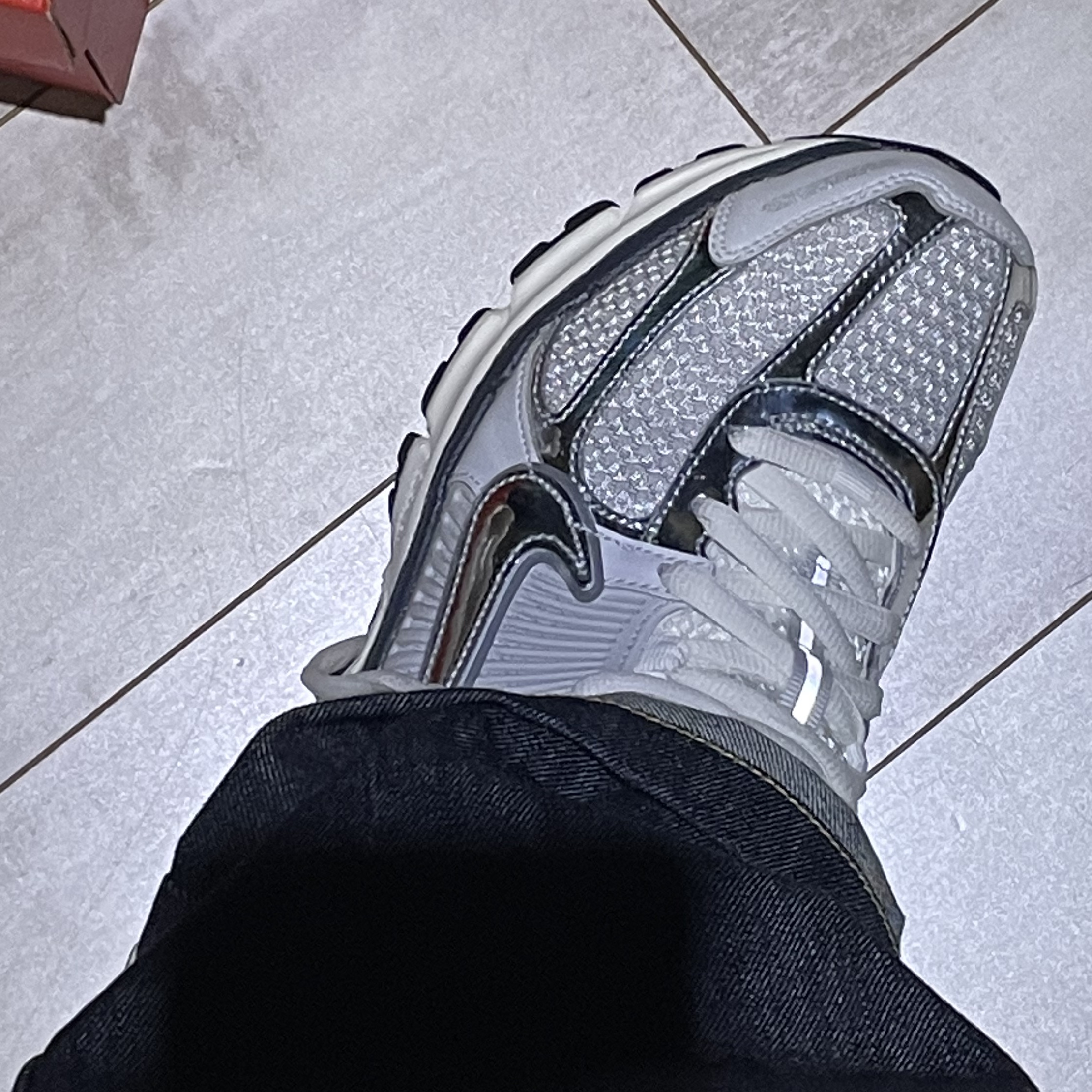 (W) Nike Zoom Vomero 5 Photon Dust and Metallic Silver 착용 스타일 - 2