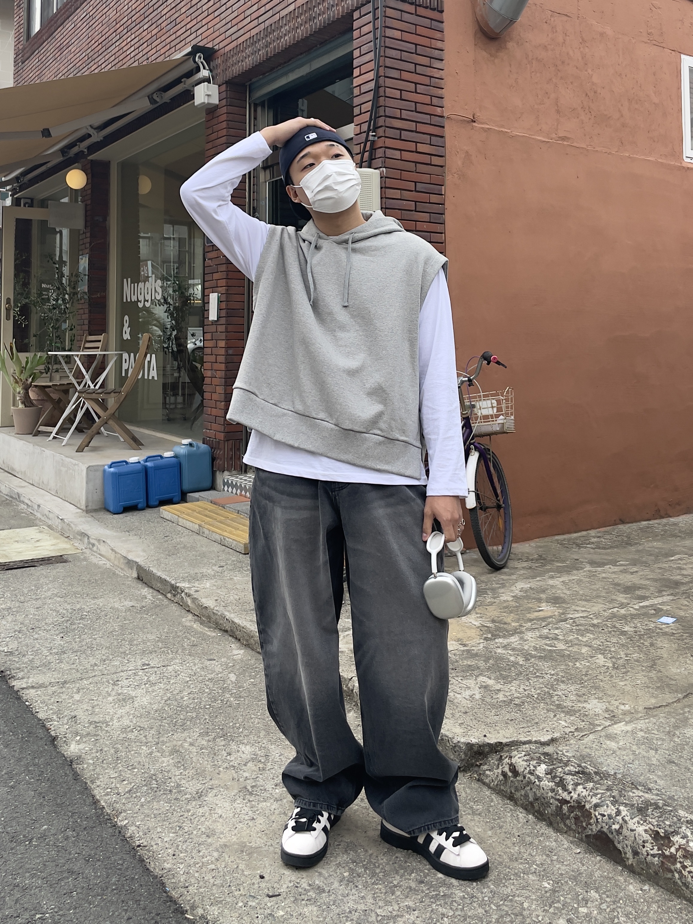Apple AirPods Max Lightning Silver (Korean Ver.), Adidas Campus 00s Cloud White Core Black 착용 스타일 - 4