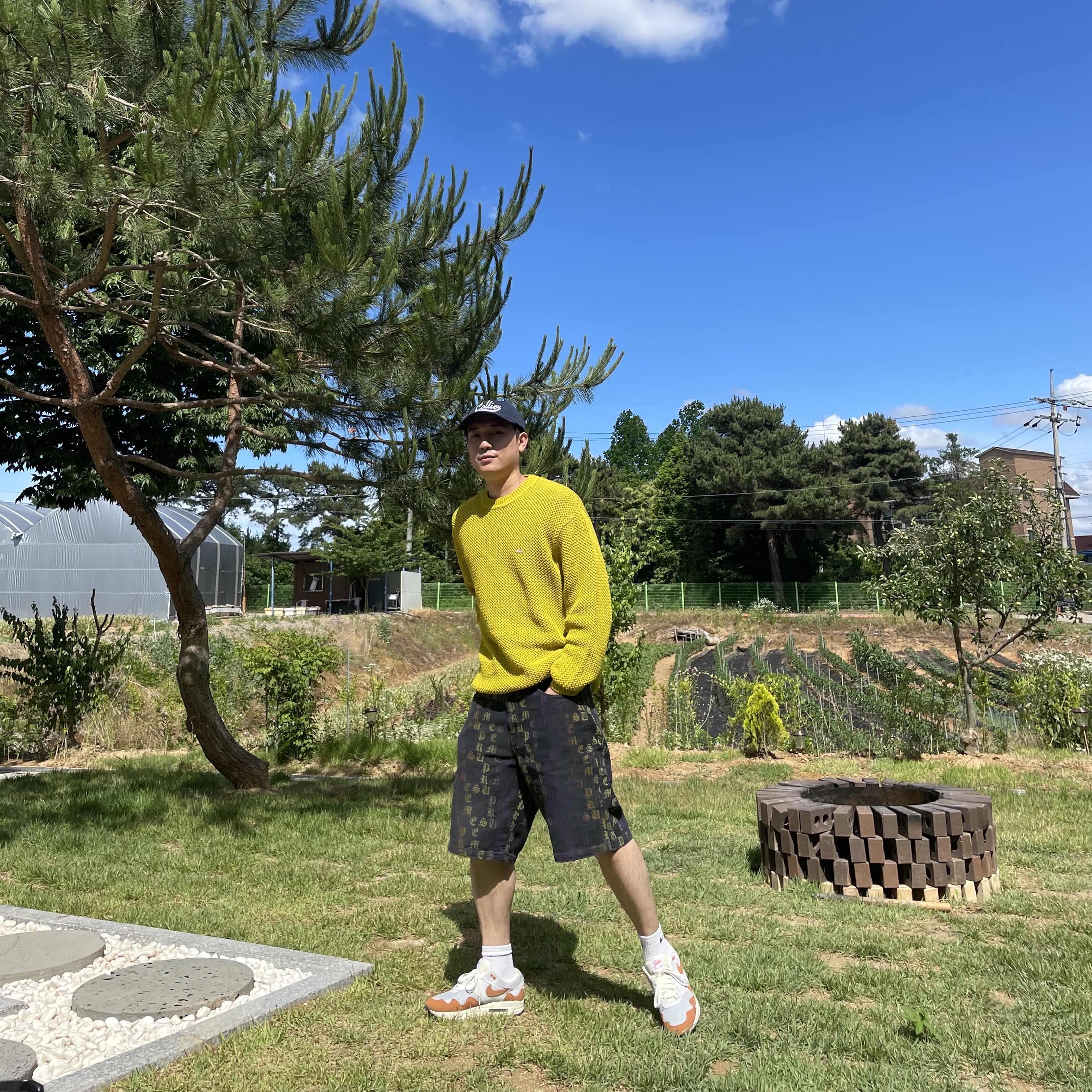 Supreme Open Knit Small Box Sweater Acid Green - 22SS, Supreme Gradient Jacquard Denim Shorts Black - 22SS 착용 스타일