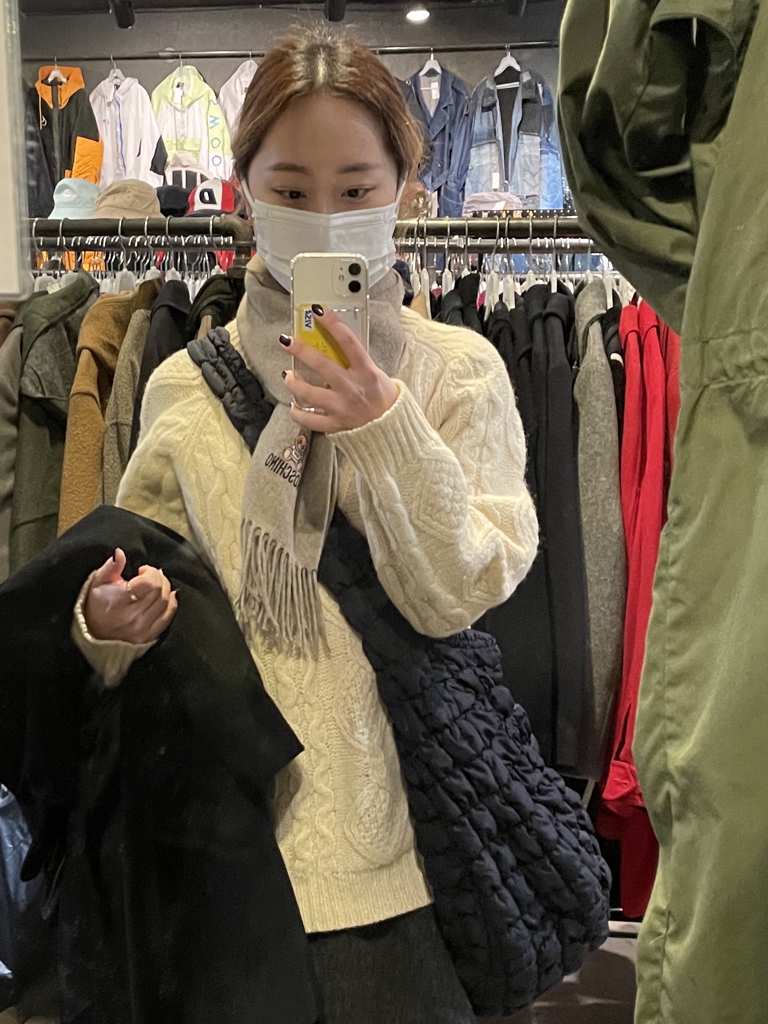COS Quilted Oversized Shoulder Bag Dark Navy 착용 스타일 - 2