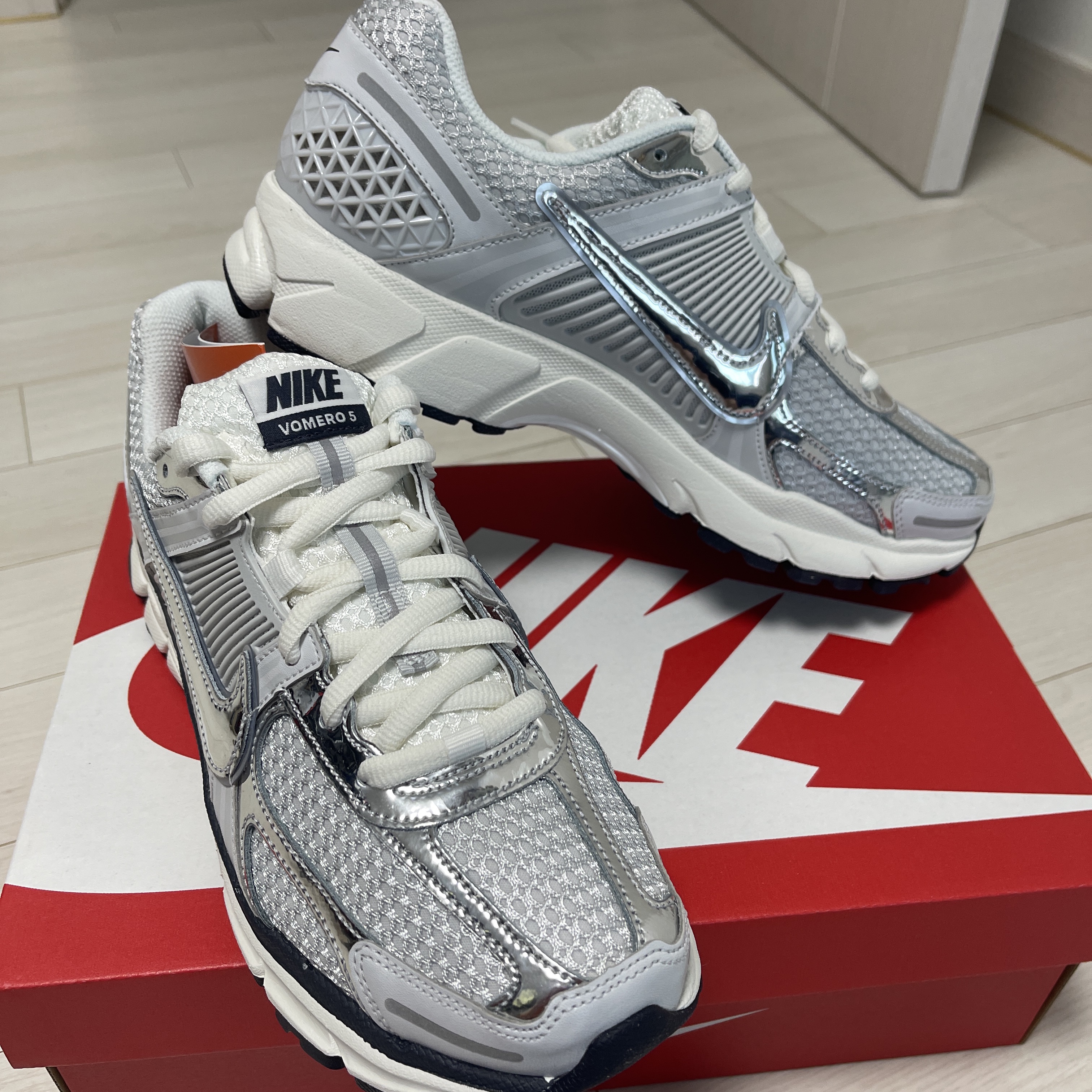 (W) Nike Zoom Vomero 5 Photon Dust and Metallic Silver 착용 스타일 - 2