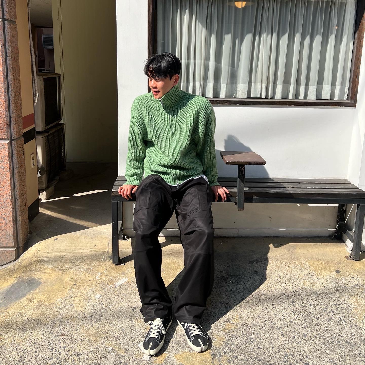 Maison Margiela Tabi Sneakers Black 착용 스타일 - 3