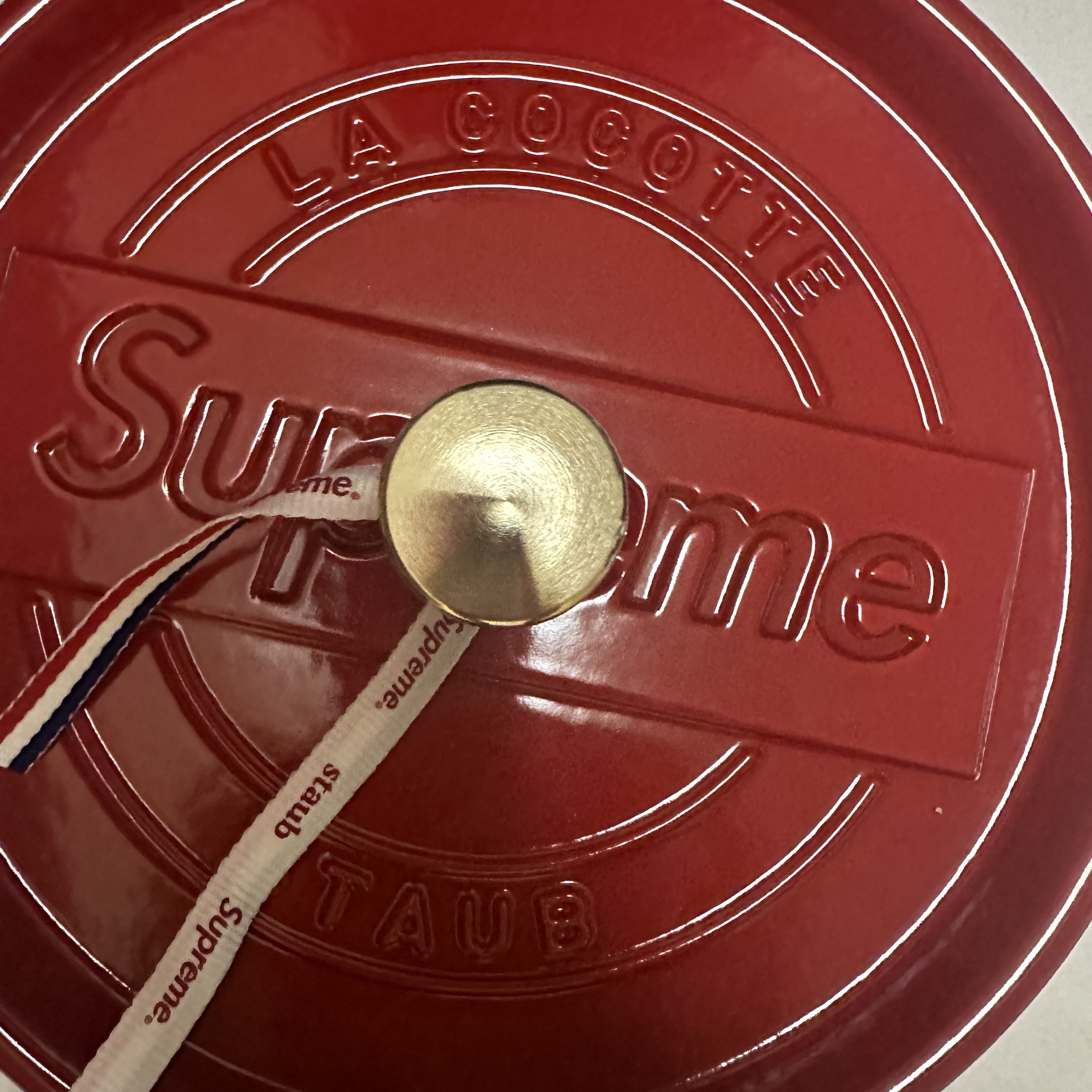 Supreme x Staub Round 5.5 Qt. Cocotte Red - 23SS 착용 스타일