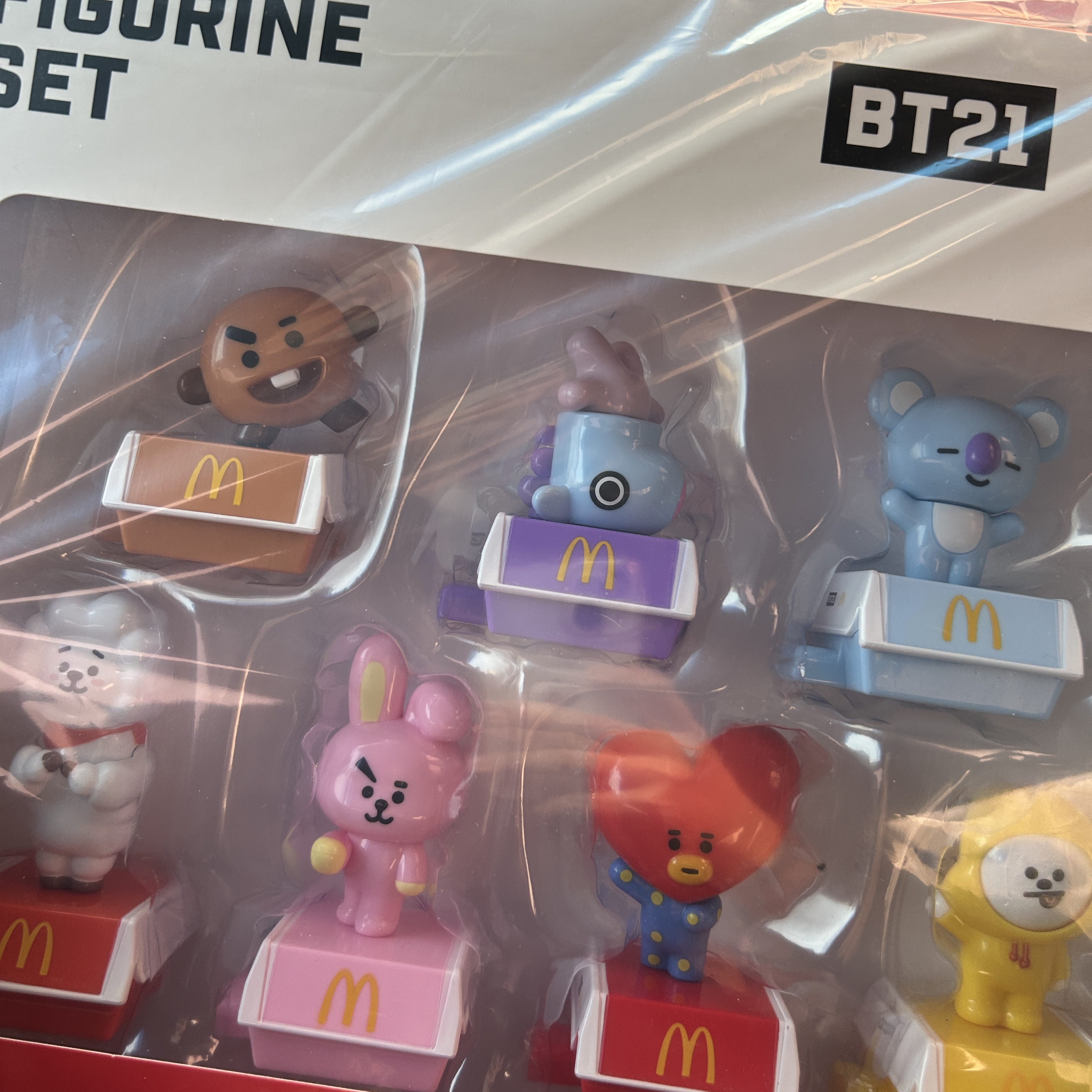 McDonald's x BT21 Figurine Set Collectors Kit 착용 스타일