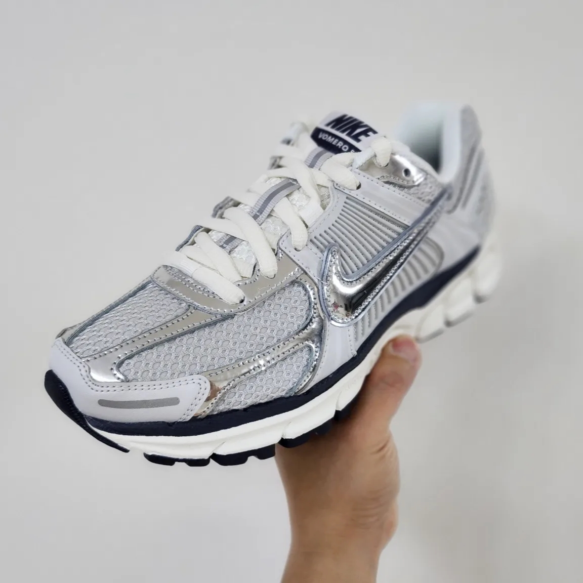 (W) Nike Zoom Vomero 5 Photon Dust and Metallic Silver 착용 스타일 - 1