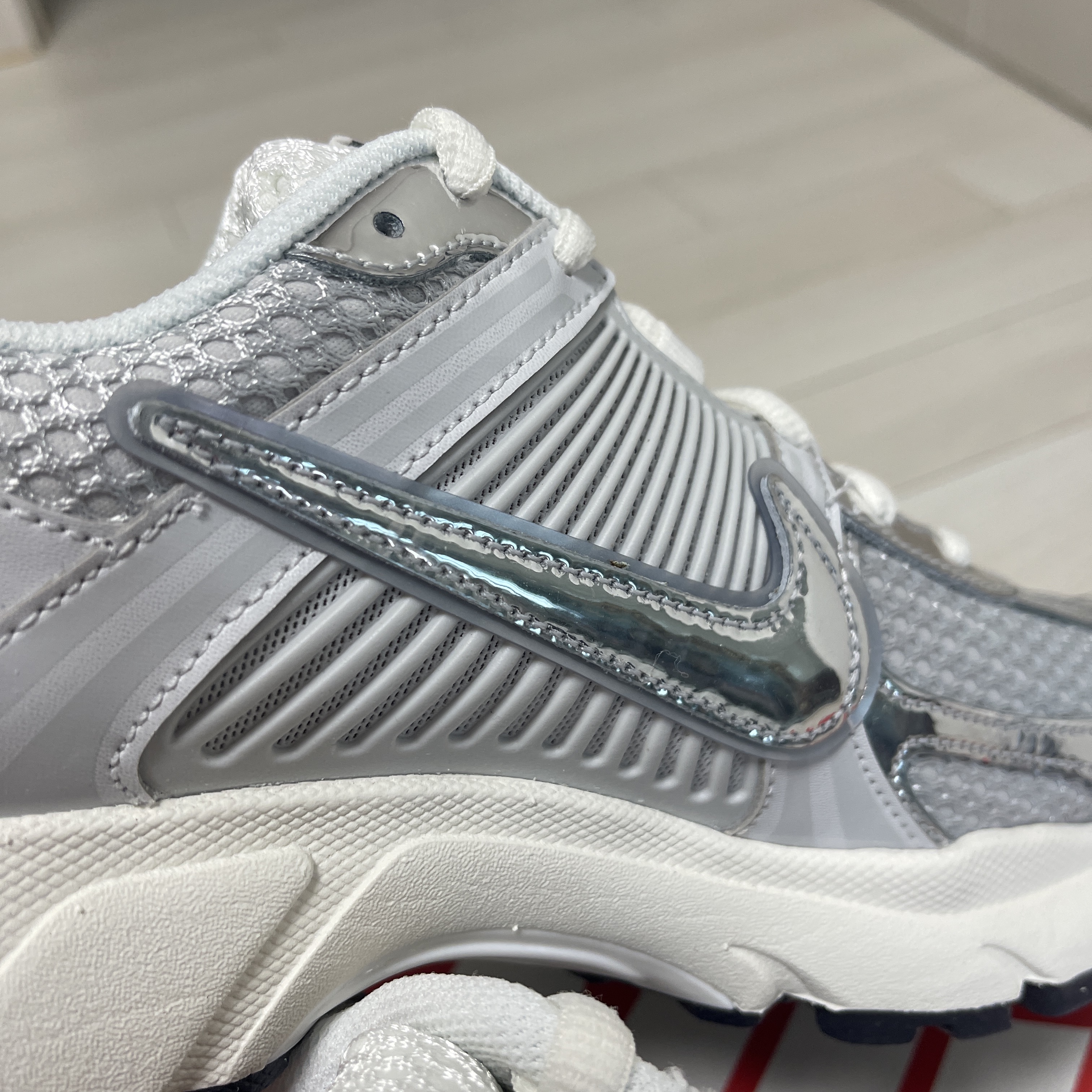 (W) Nike Zoom Vomero 5 Photon Dust and Metallic Silver 착용 스타일 - 3